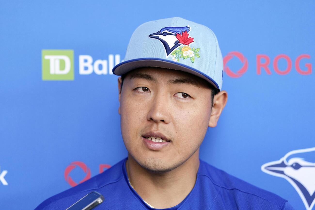 メッツ戦で途中交代し、取材に応じるブルージェイズ・岡本＝ダンイーデン（共同）