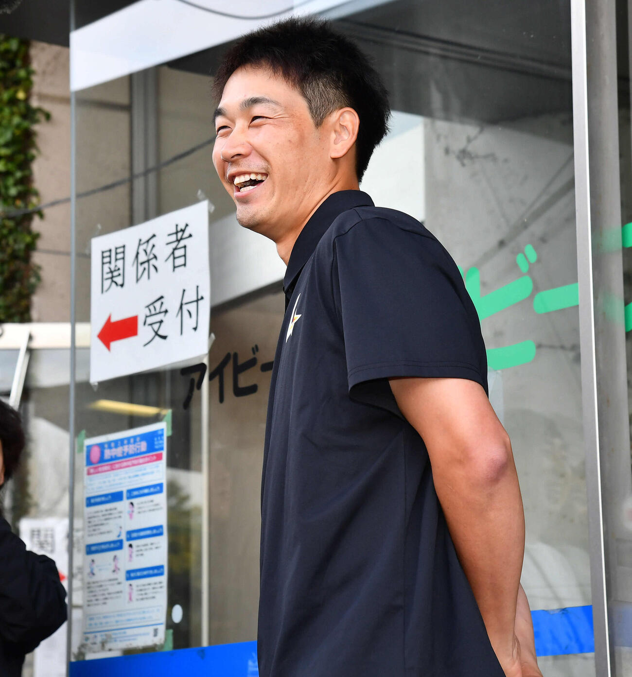 ソフトバンクのキャンプ地に凱旋（がいせん）し、報道陣と談笑する韓国SSGランダース武田（撮影・岩下翔太）