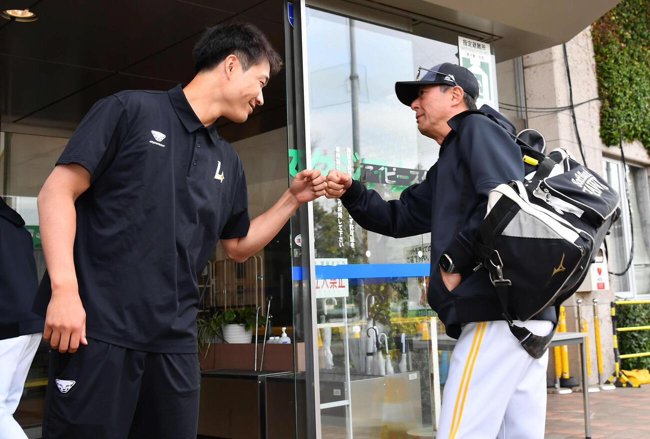 ソフトバンクのキャンプ地に凱旋（がいせん）し、森コーディネーター（右）とグータッチを交わす韓国SSGランダース武田（撮影・岩下翔太）