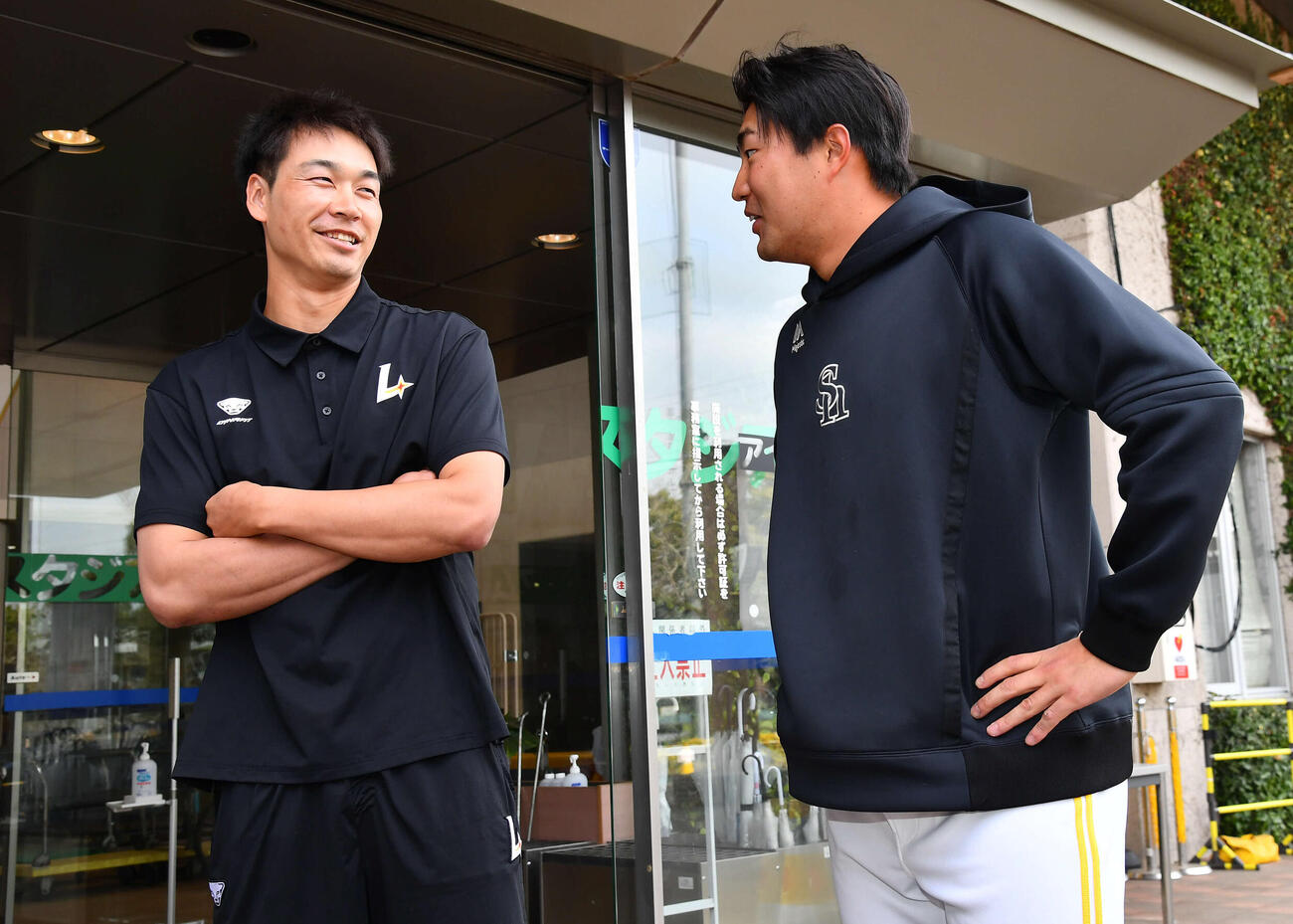 ソフトバンクのキャンプ地に凱旋（がいせん）し、村田（右）と談笑する韓国SSGランダース武田（撮影・岩下翔太）