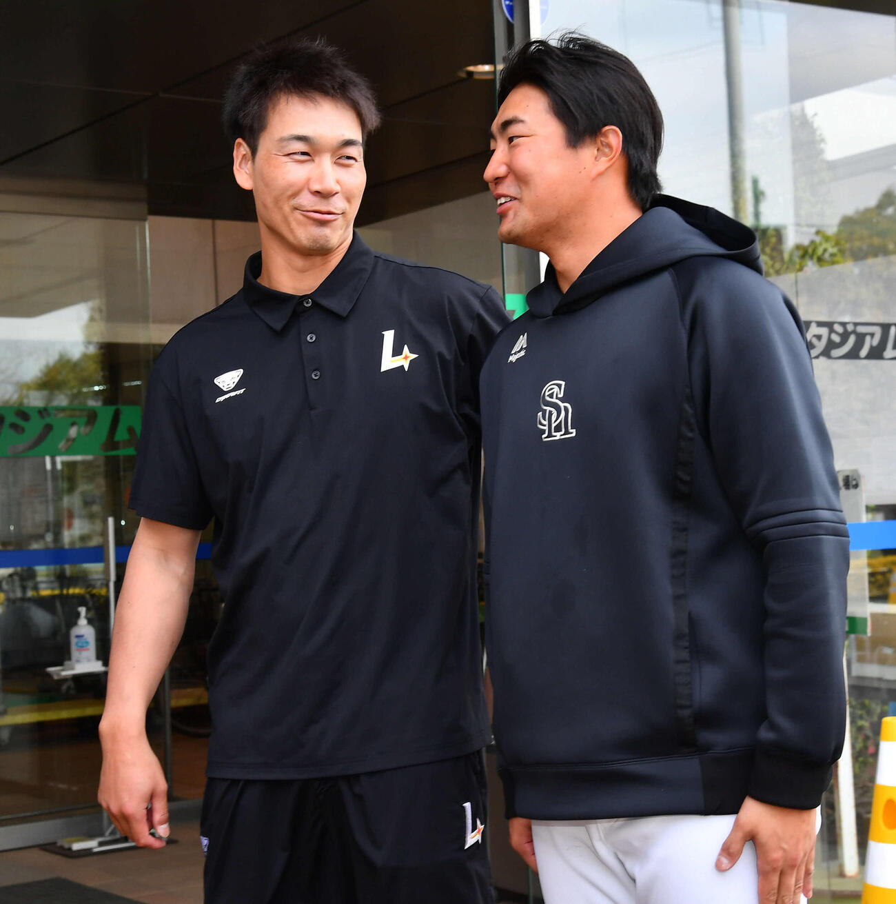 ソフトバンクのキャンプ地に凱旋（がいせん）し、村田（右）と談笑する韓国SSGランダース武田（撮影・岩下翔太）