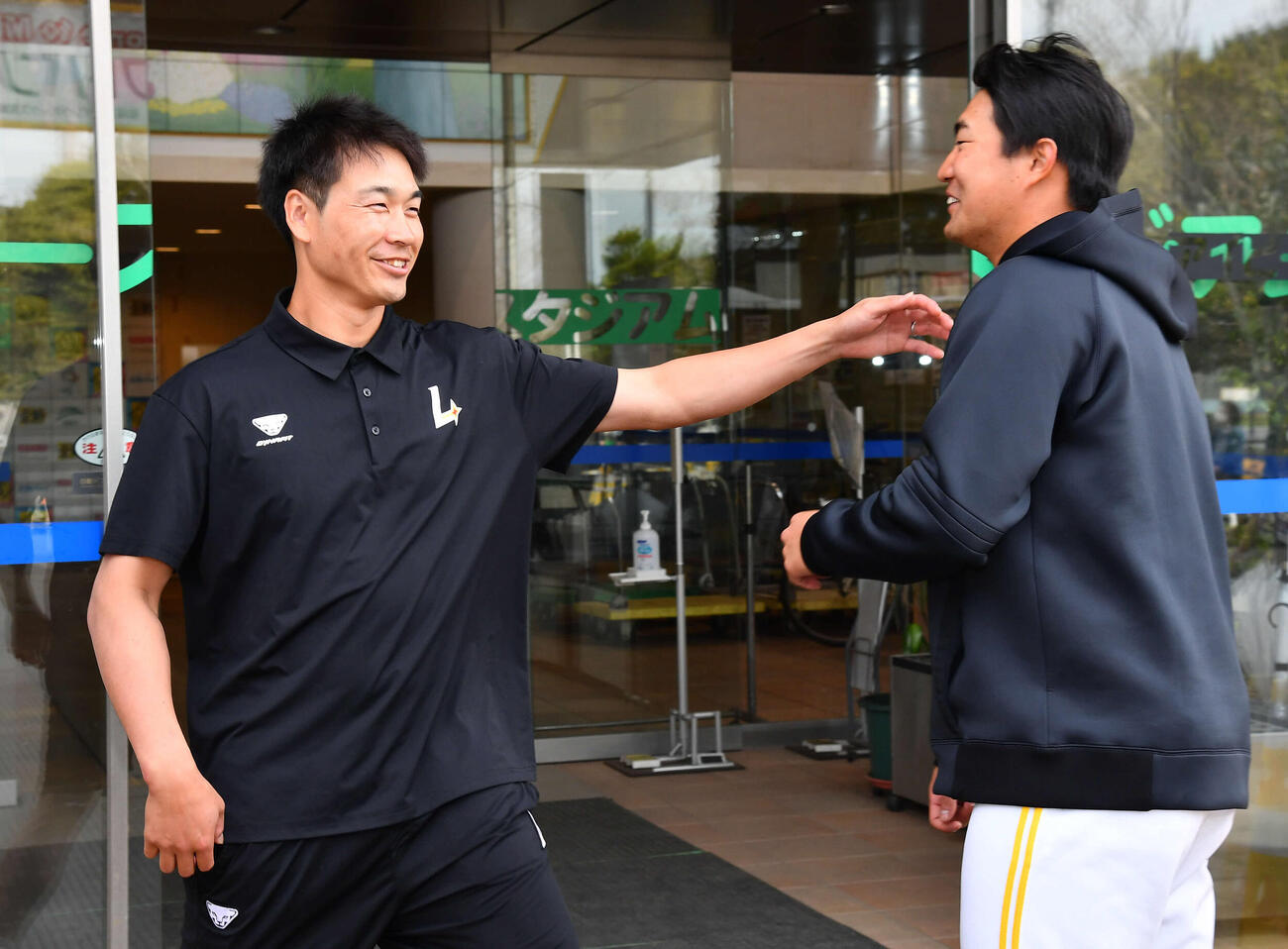 ソフトバンクのキャンプ地に凱旋（がいせん）し、村田（右）と談笑する韓国SSGランダース武田（撮影・岩下翔太）
