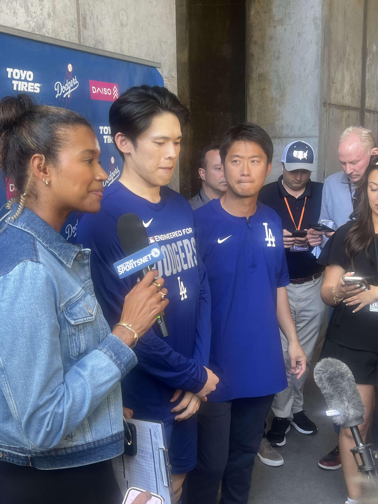 初登板を終えた佐々木は、試合後、取材に応じる