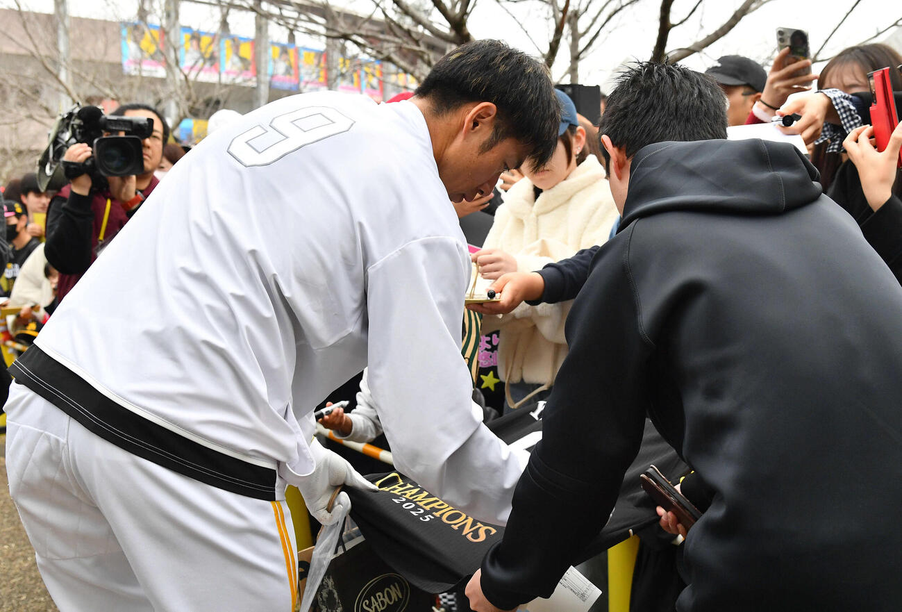 移動中にファンにサインをするソフトバンク柳田（撮影・岩下翔太）