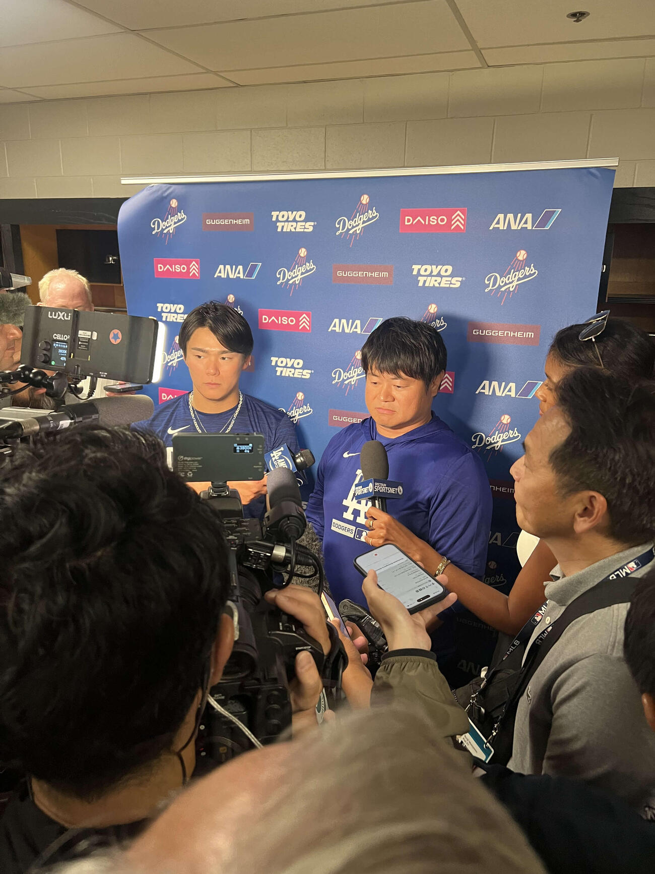 登板を終えた山本は、日米報道陣に対応