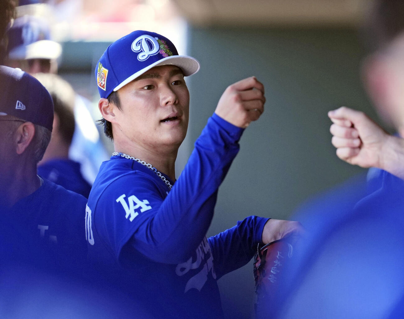 ジャイアンツ戦に先発して3回を投げ終え、チームメートにタッチで迎えられるドジャース・山本（共同）