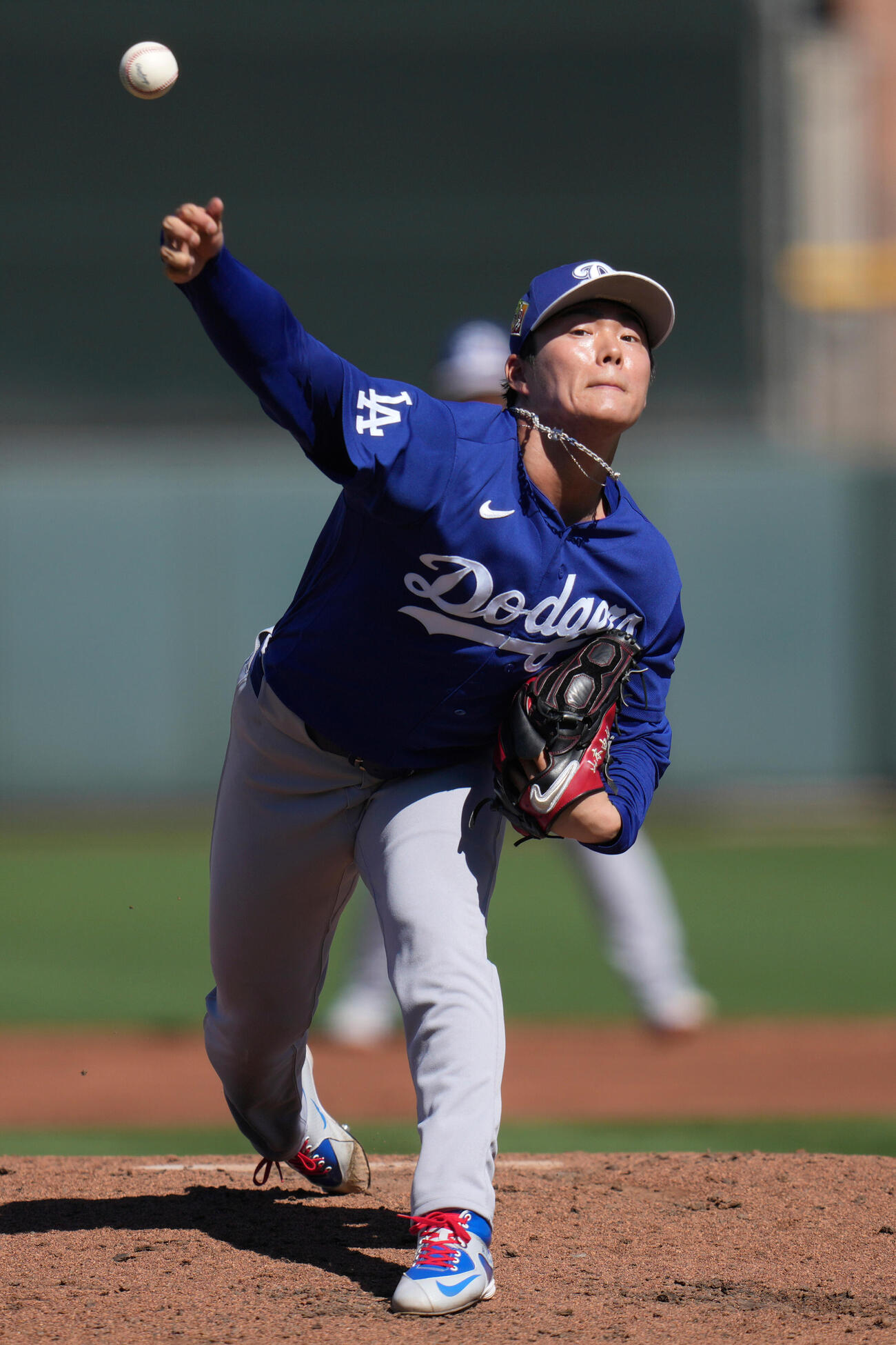 ジャイアンツ戦で力投するドジャース山本由伸（AP）