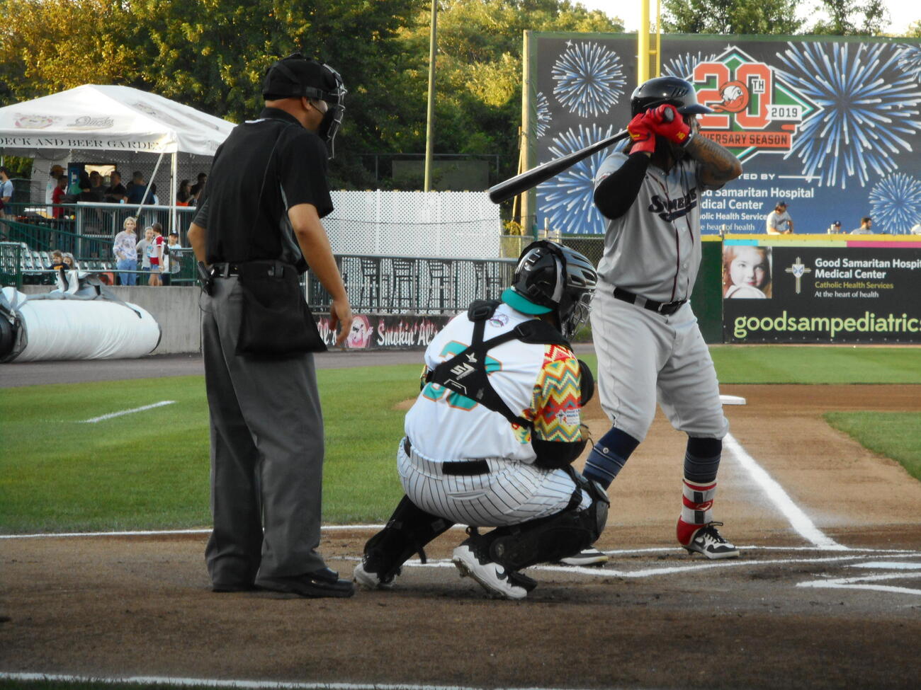 19年9月、MLBのマイナー1Aで試験運用されていたロボット審判、トラックマンからの判定をイヤホンで聞く球審
