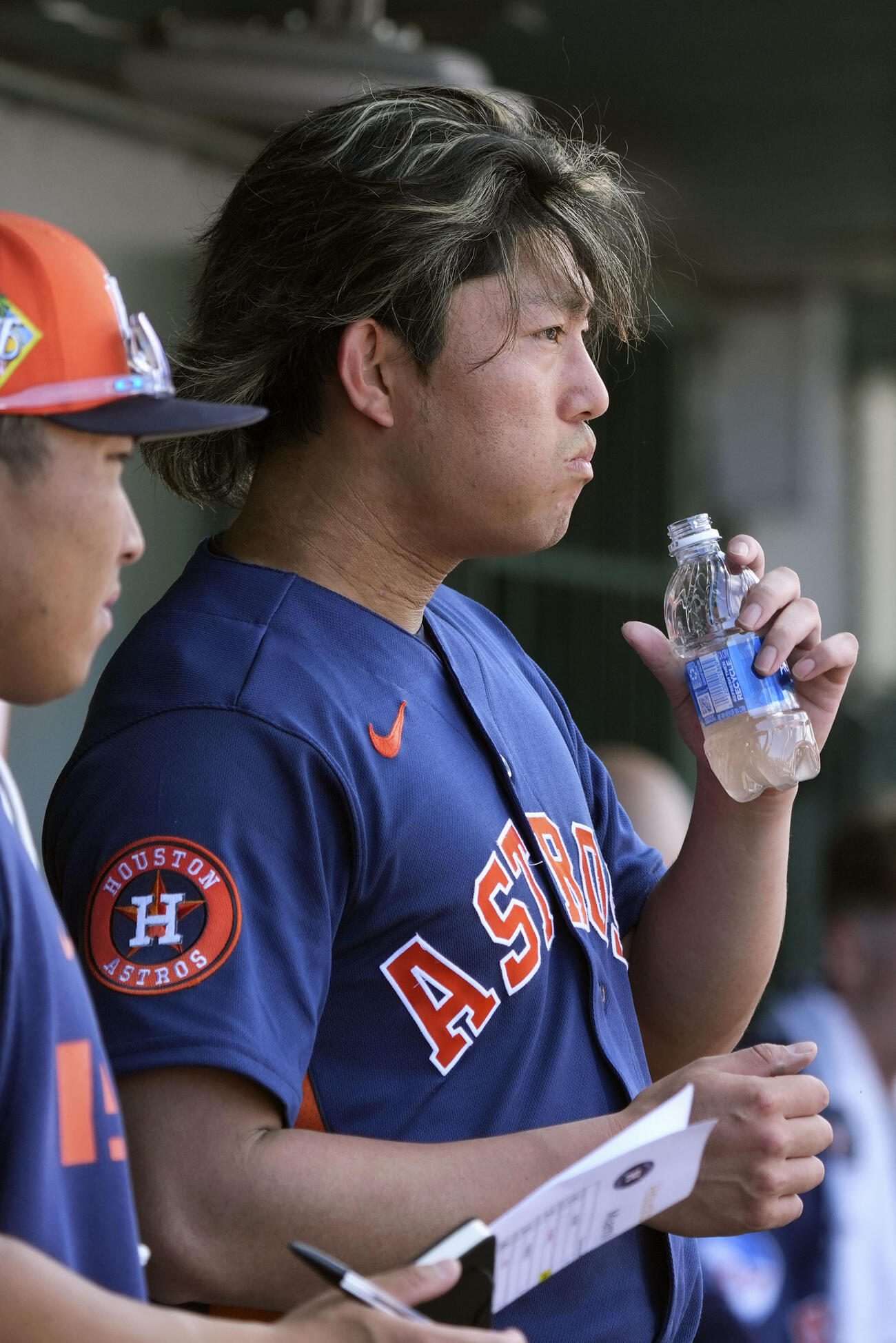 マーリンズ戦のベンチで飲み物を口にするアストロズ・今井＝ジュピター（共同）
