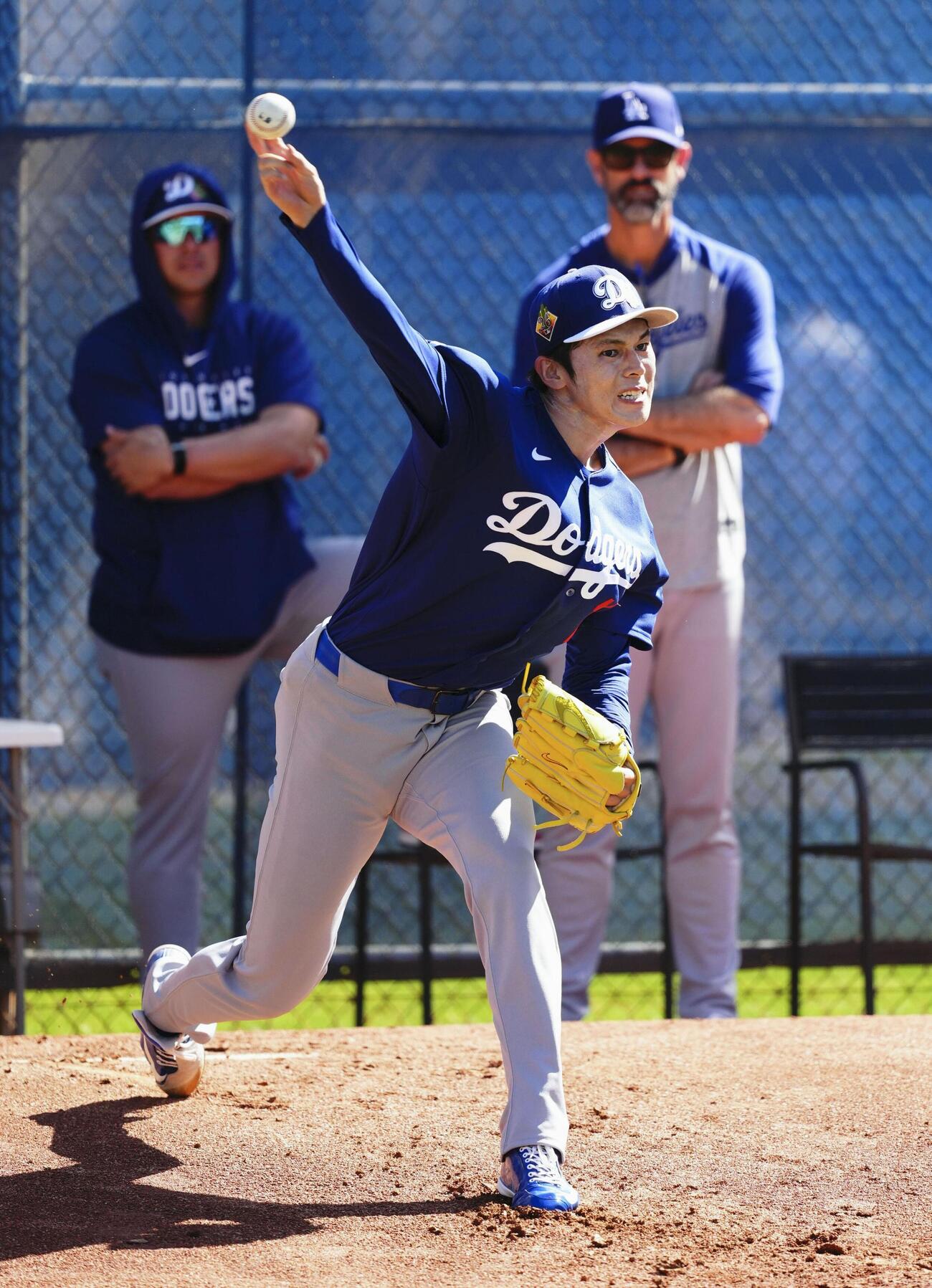 ブルペンで投球練習するドジャース佐々木（共同）