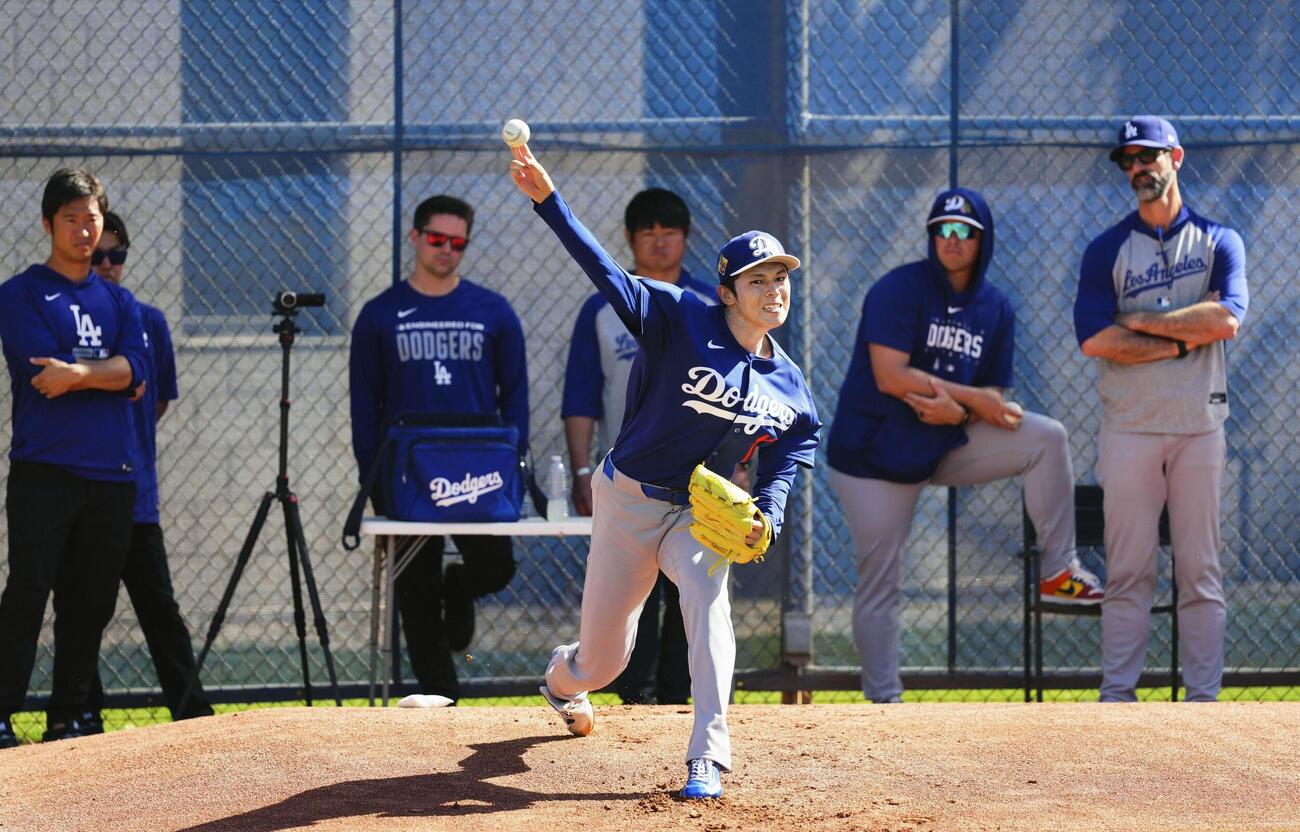 ブルペンで投球練習するドジャース佐々木（共同）