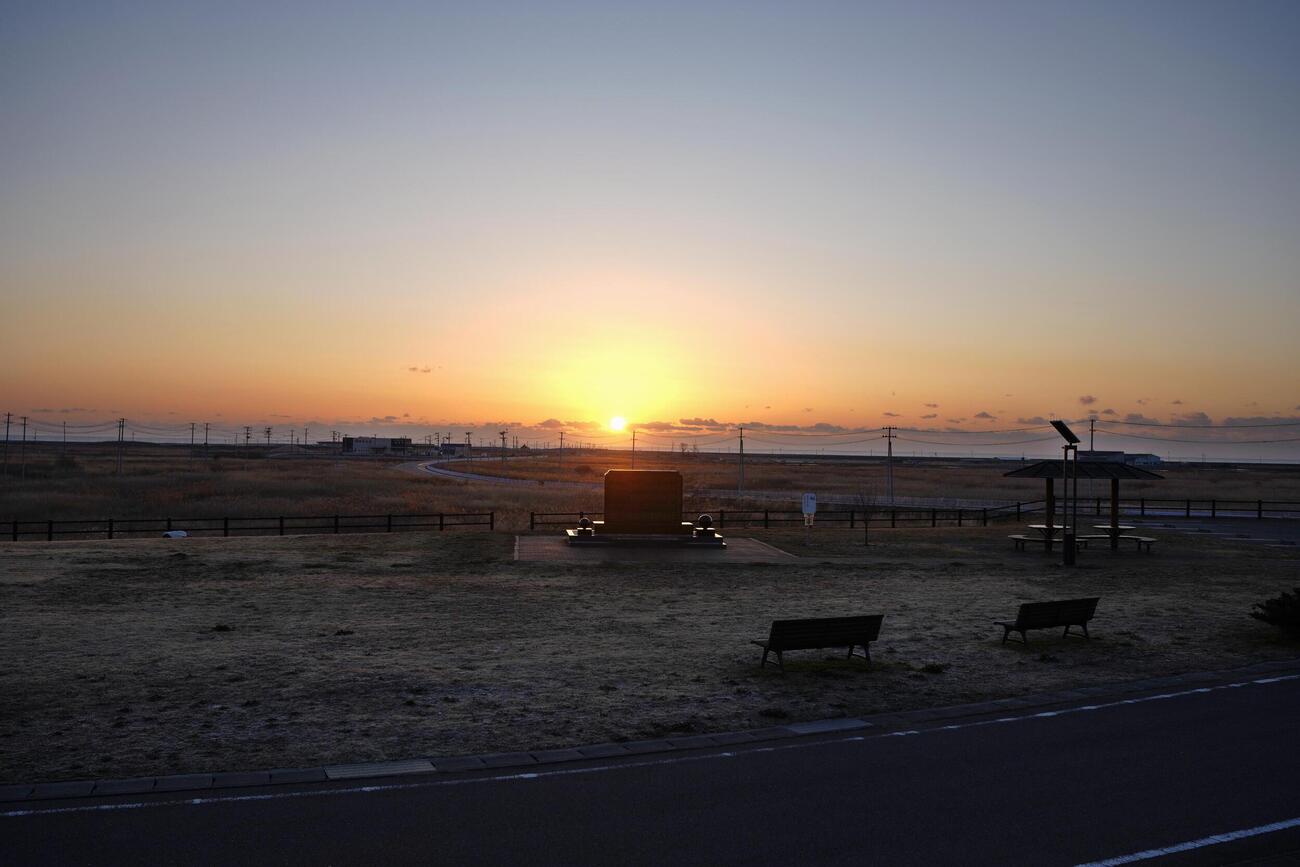 東日本大震災から15年、朝日に照らされる福島県浪江町（共同）