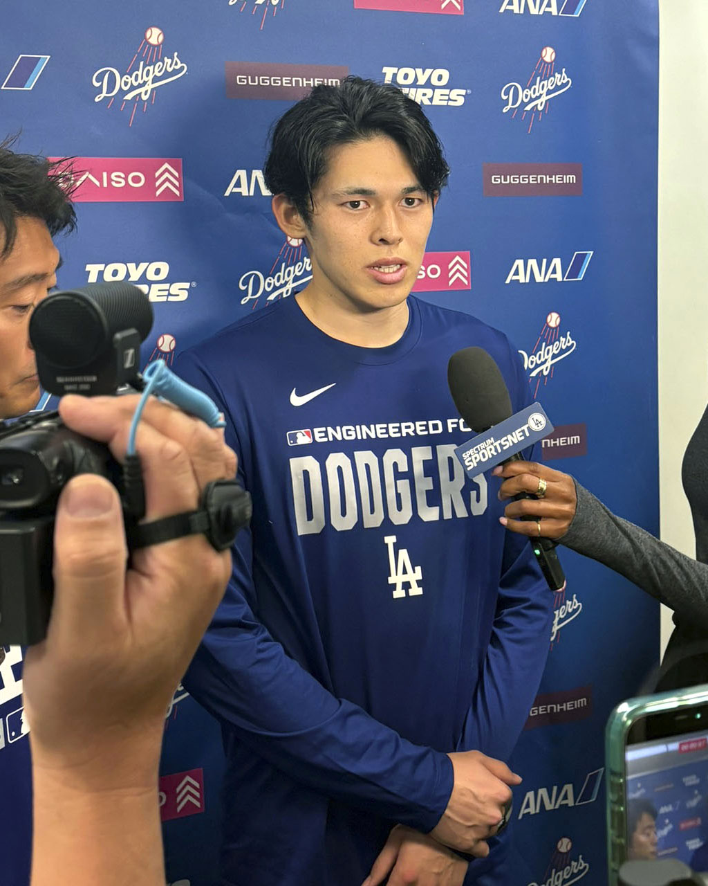 取材に応じる米大リーグ、ドジャースの佐々木朗希（共同）