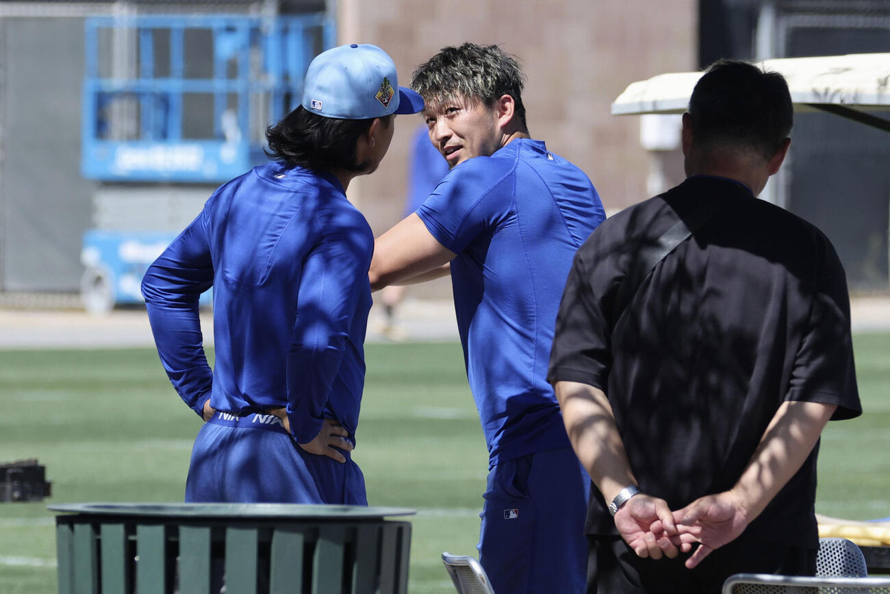 チームに合流し、今永（左）と話すカブス鈴木（共同）
