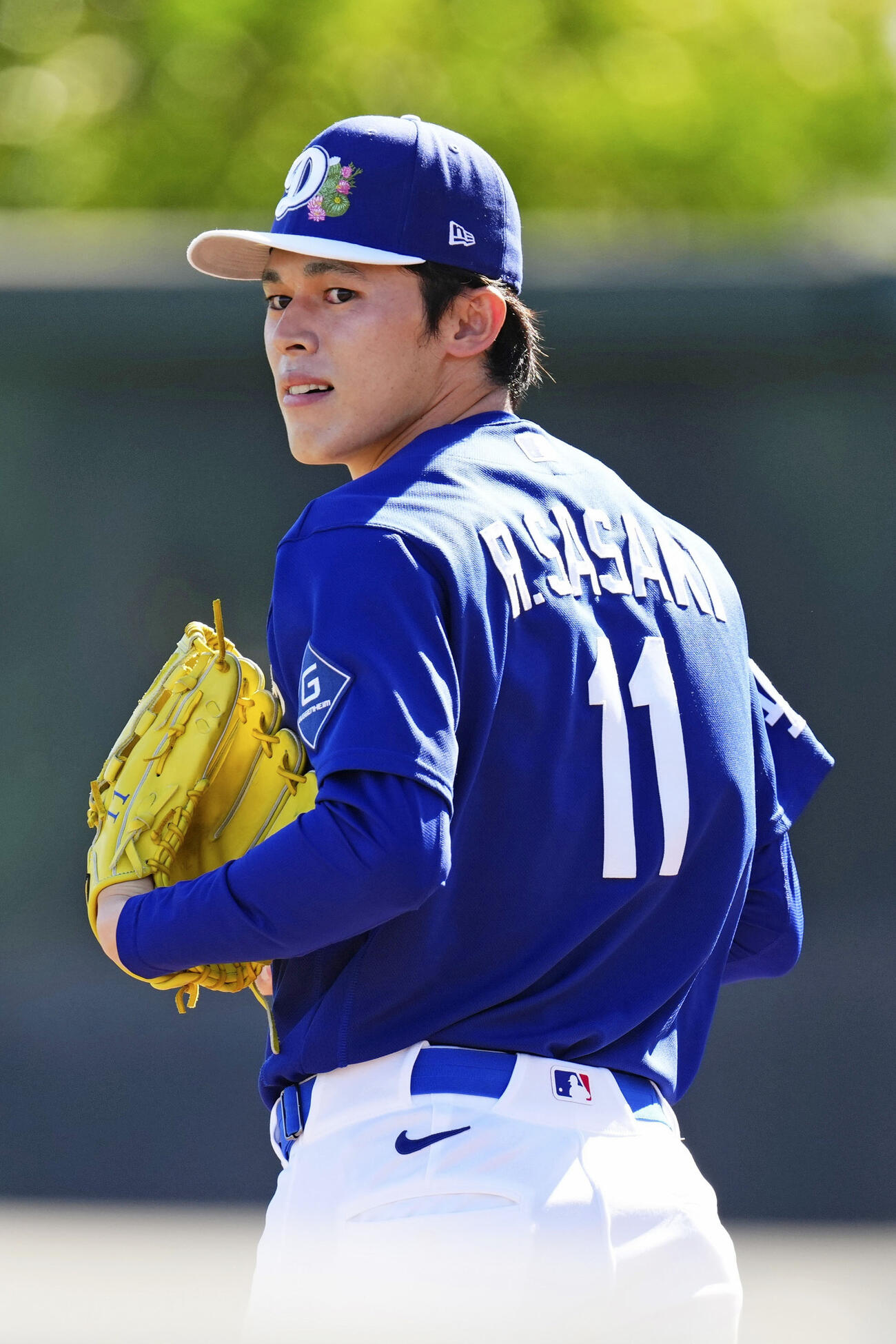 キャンプ施設を移動するドジャース・佐々木＝グレンデール（共同）