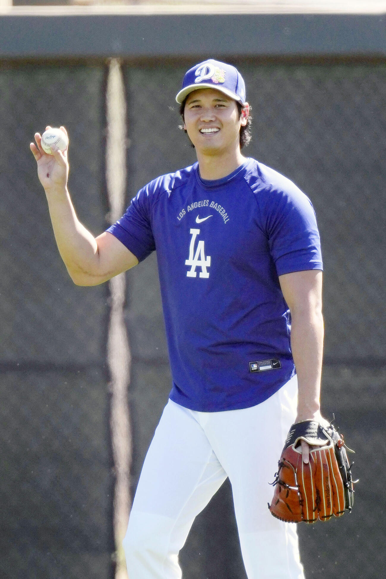 遠投の合間に笑顔を見せるドジャース・大谷（共同）