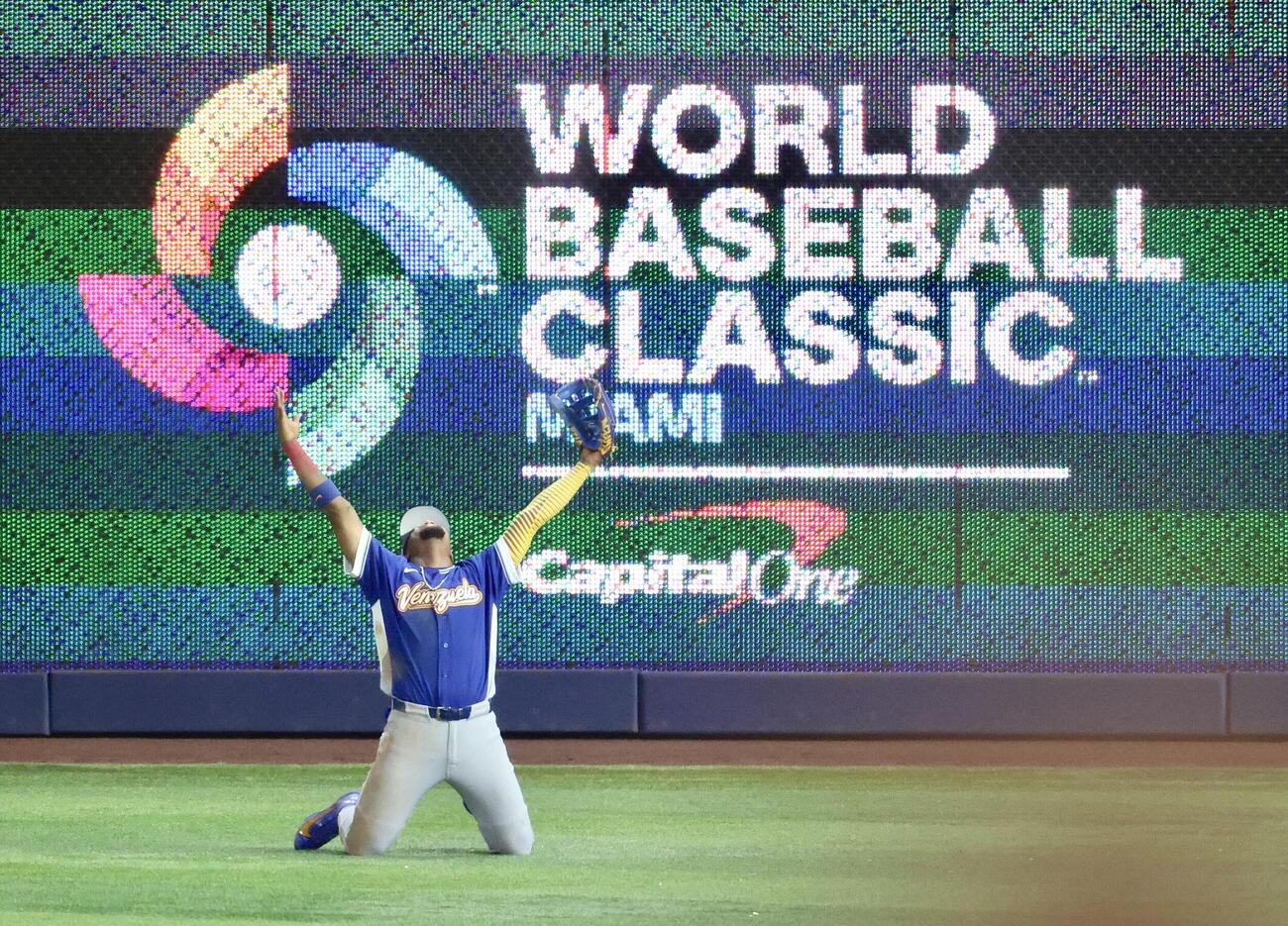 米国対ベネズエラ　米国に勝利し優勝を決め、両手を広げて歓喜するベネズエラのアクーニャ（撮影・河田真司）