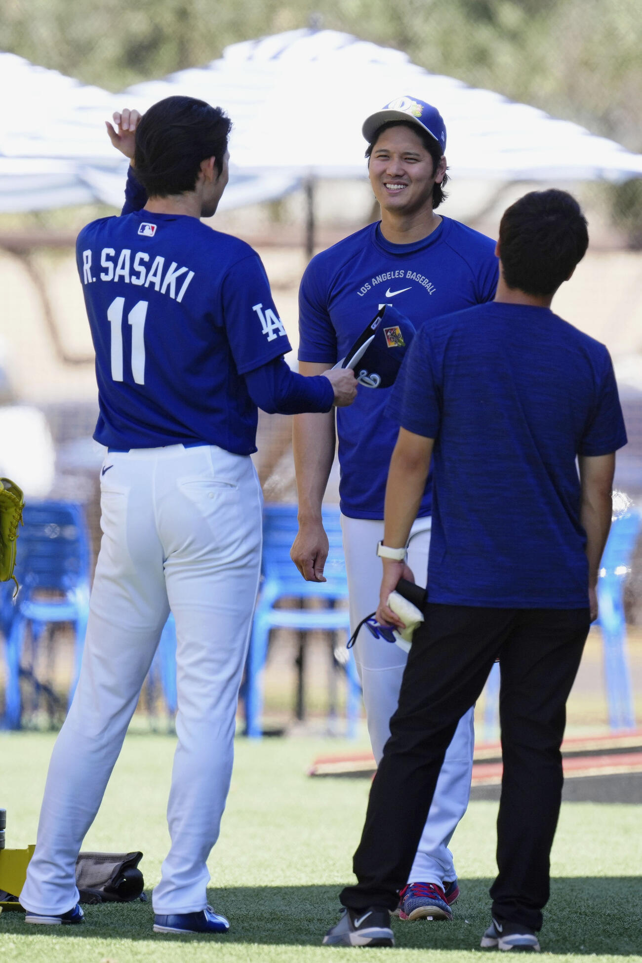 16日、チームに合流し、佐々木（左）と笑顔で話すドジャース・大谷＝グレンデール（共同）