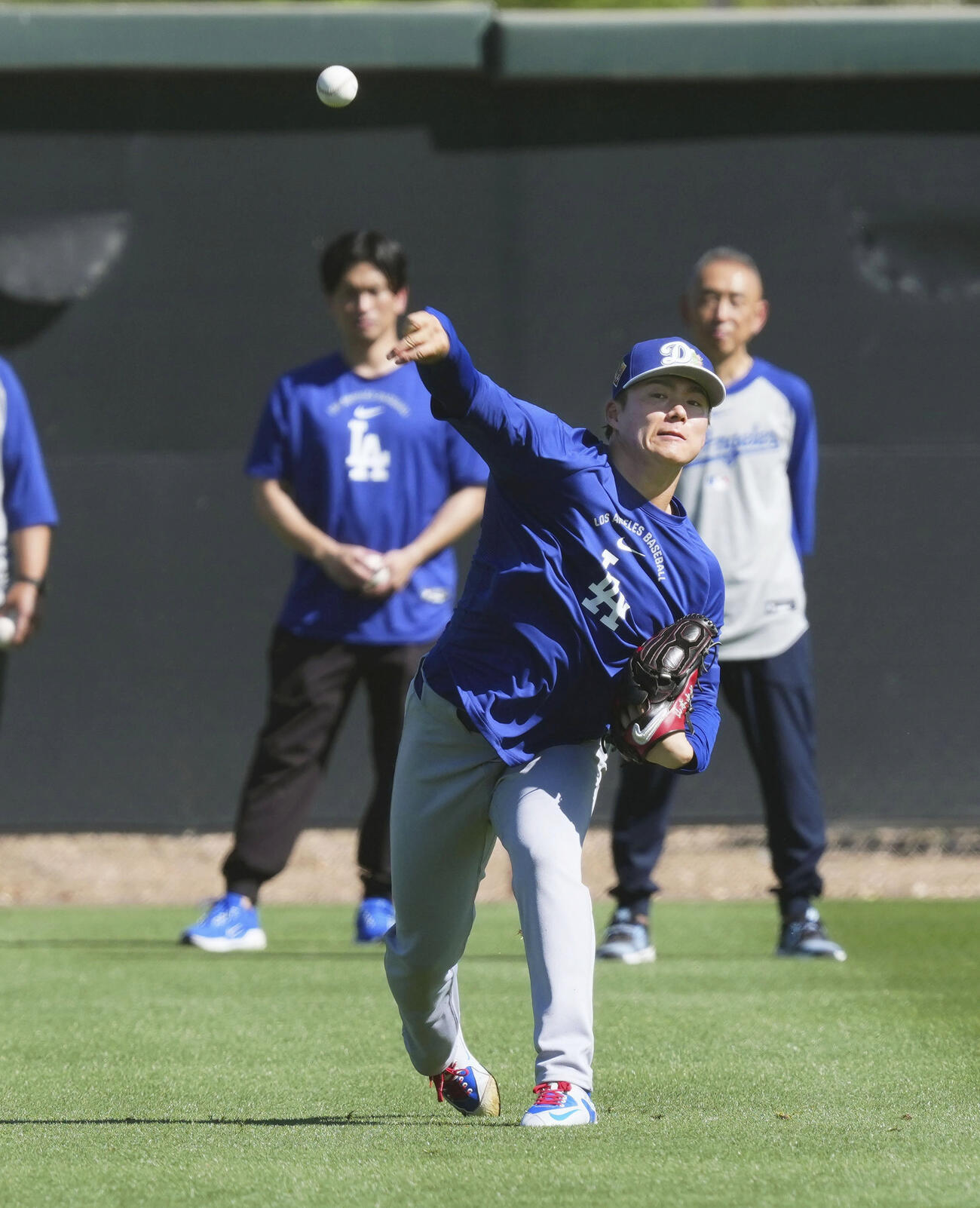 遠投するドジャース山本（共同）