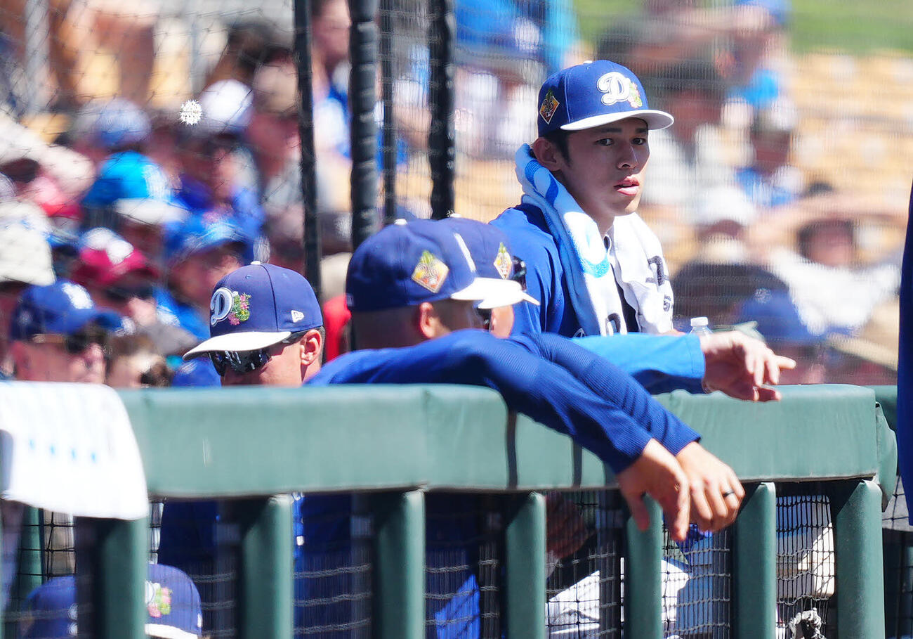 ドジャース対ジャイアンツ　試合をベンチから観戦するドジャース佐々木（右）（撮影・垰建太）