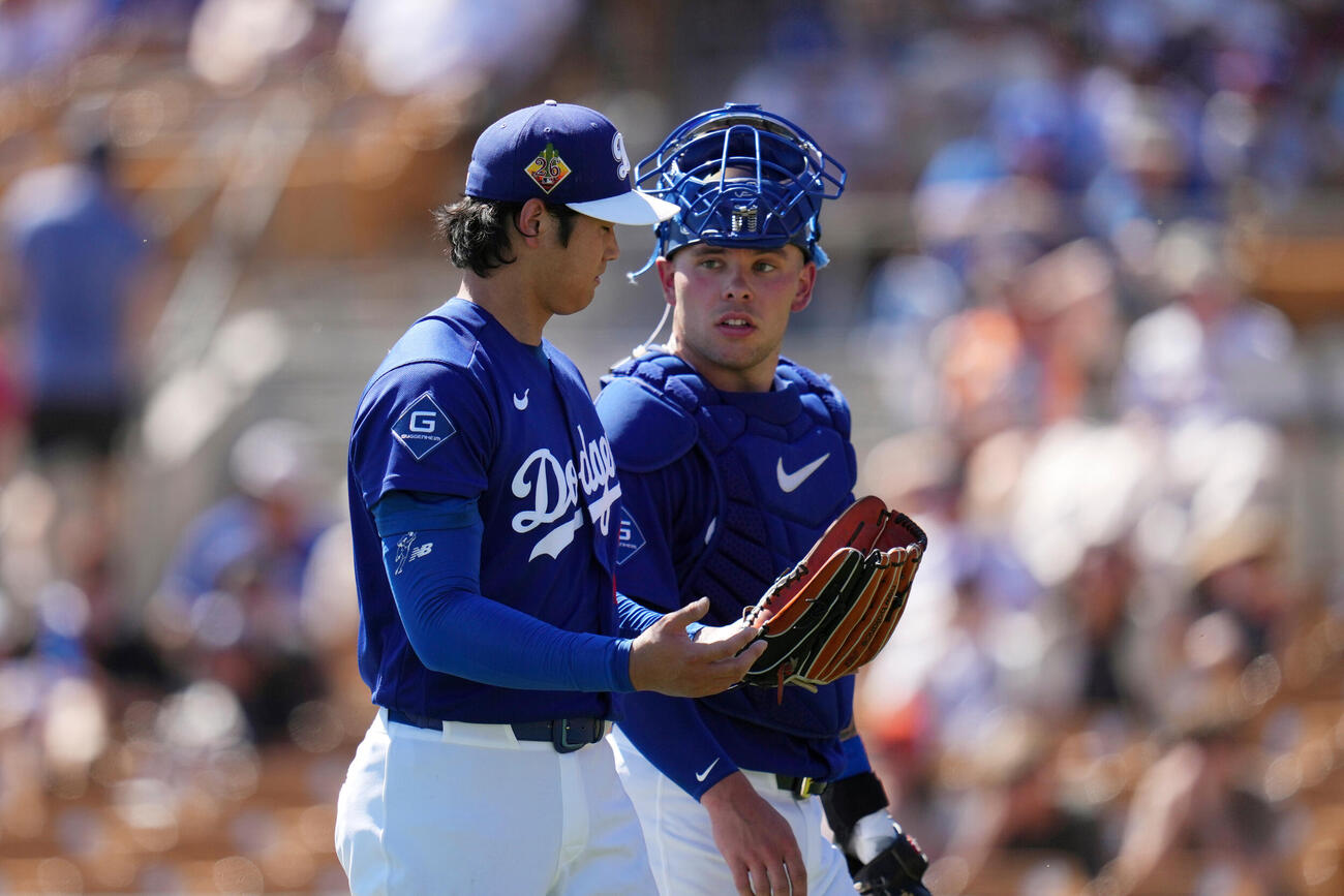 ドジャース大谷翔平（左）はジャイアンツ戦に先発登板（AP)