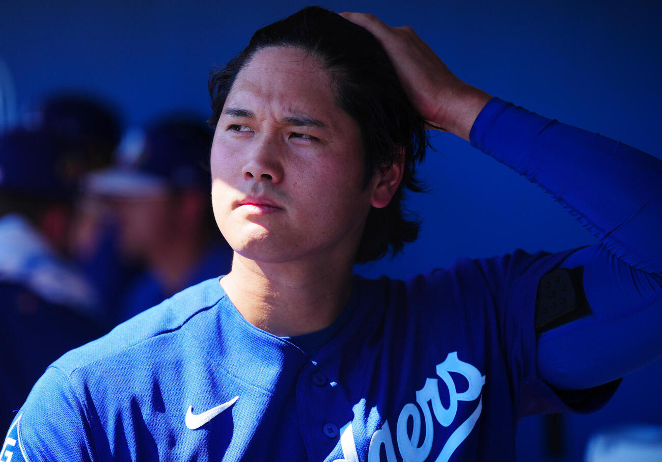 ドジャース対ジャイアンツ　ベンチで髪をかき上げるドジャース先発の大谷（撮影・垰建太）
