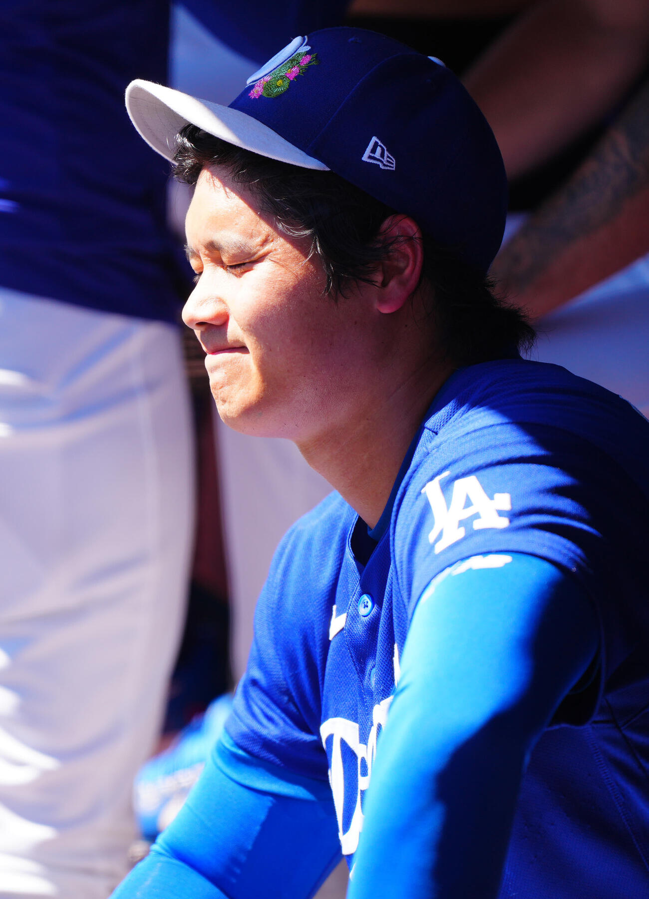 ドジャース対ジャイアンツ　イニング間にベンチで暑そうな表情を見せるドジャース大谷（撮影・垰建太）