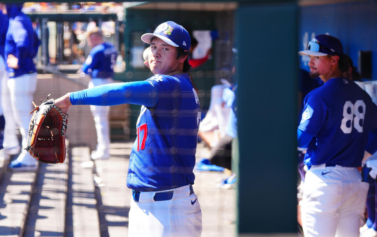 ドジャース対ジャイアンツ　試合中、登板を待つ間にベンチで壁当てをするドジャース先発の大谷（撮影・垰建太）