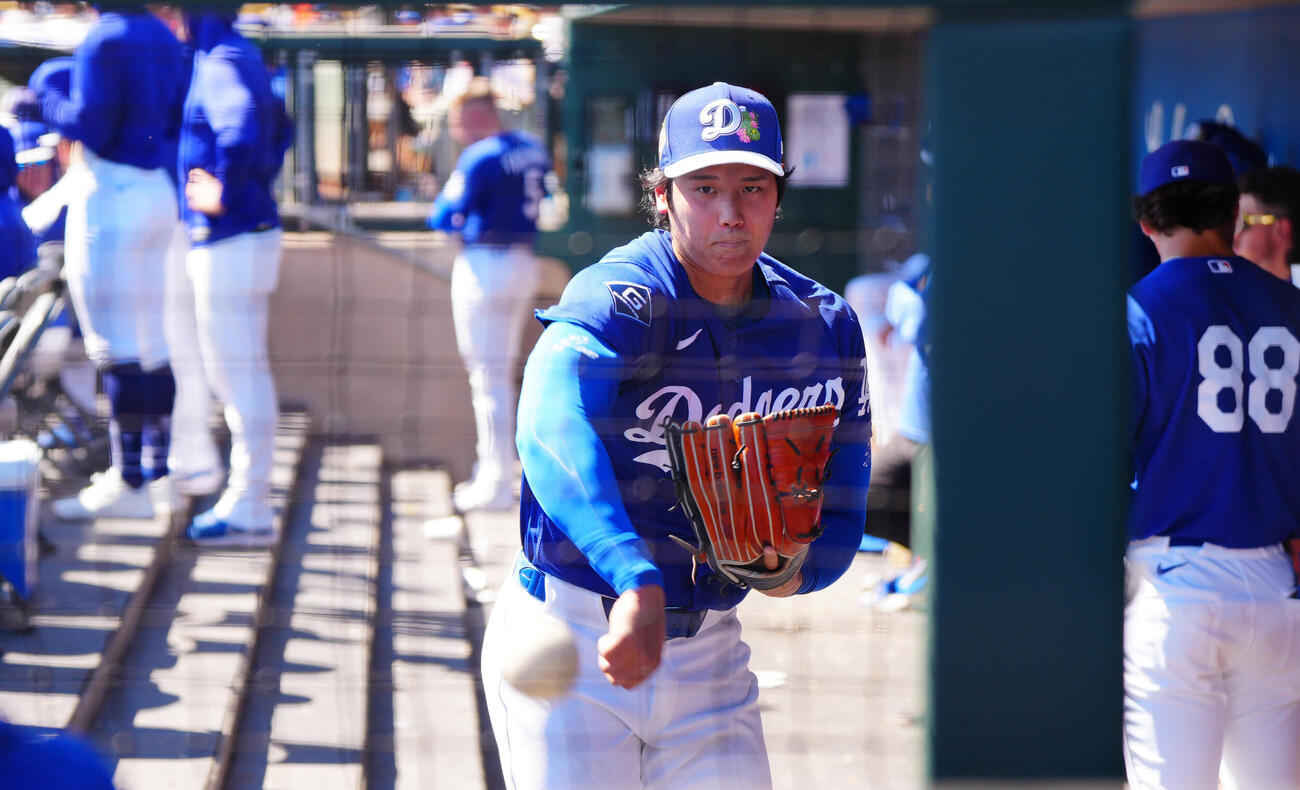 ドジャース対ジャイアンツ　試合中、登板を待つ間にベンチで壁当てをするドジャース先発の大谷（撮影・垰建太）