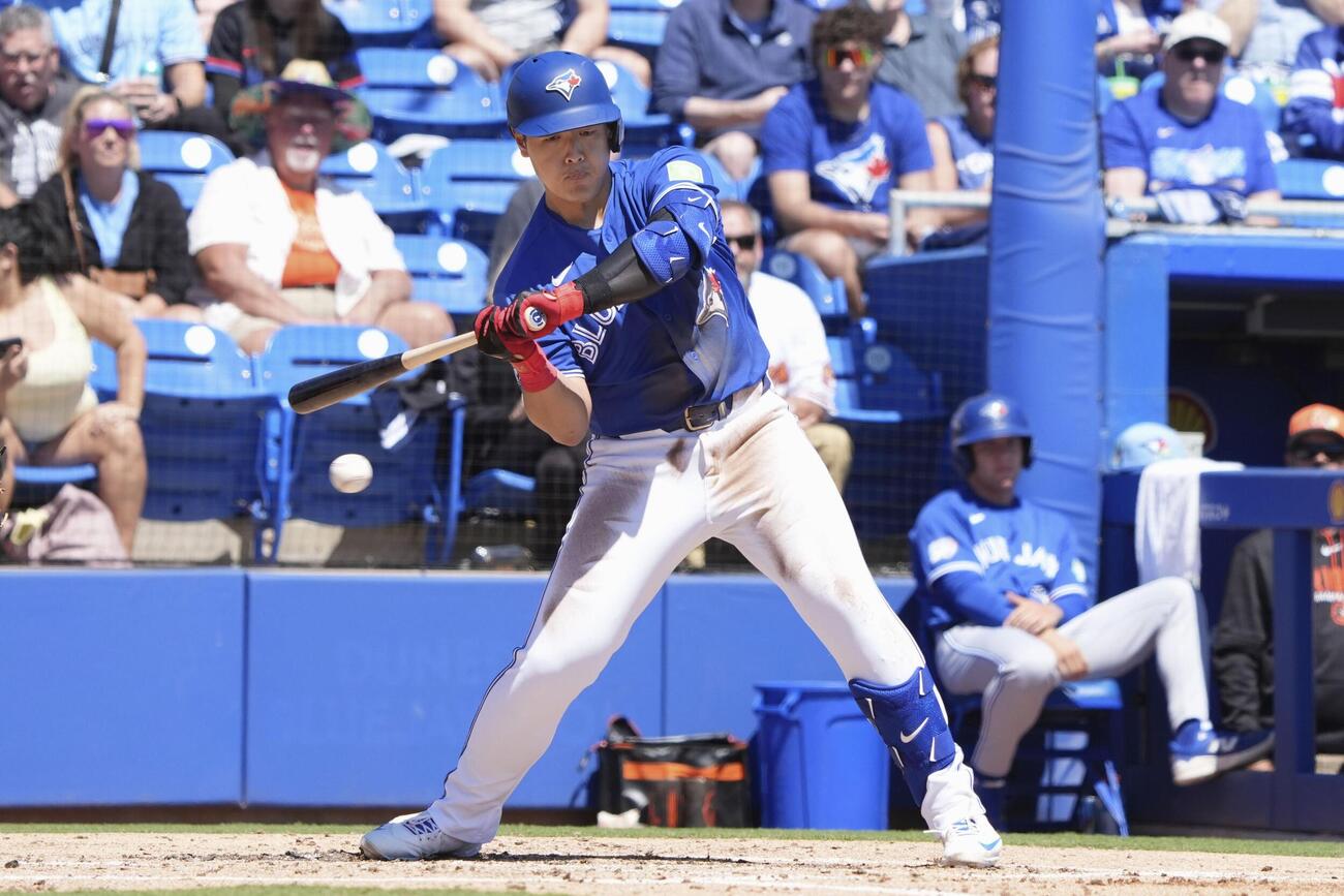 オリオールズ戦の2回、四球を選ぶブルージェイズ・岡本＝ダンイーデン（共同）