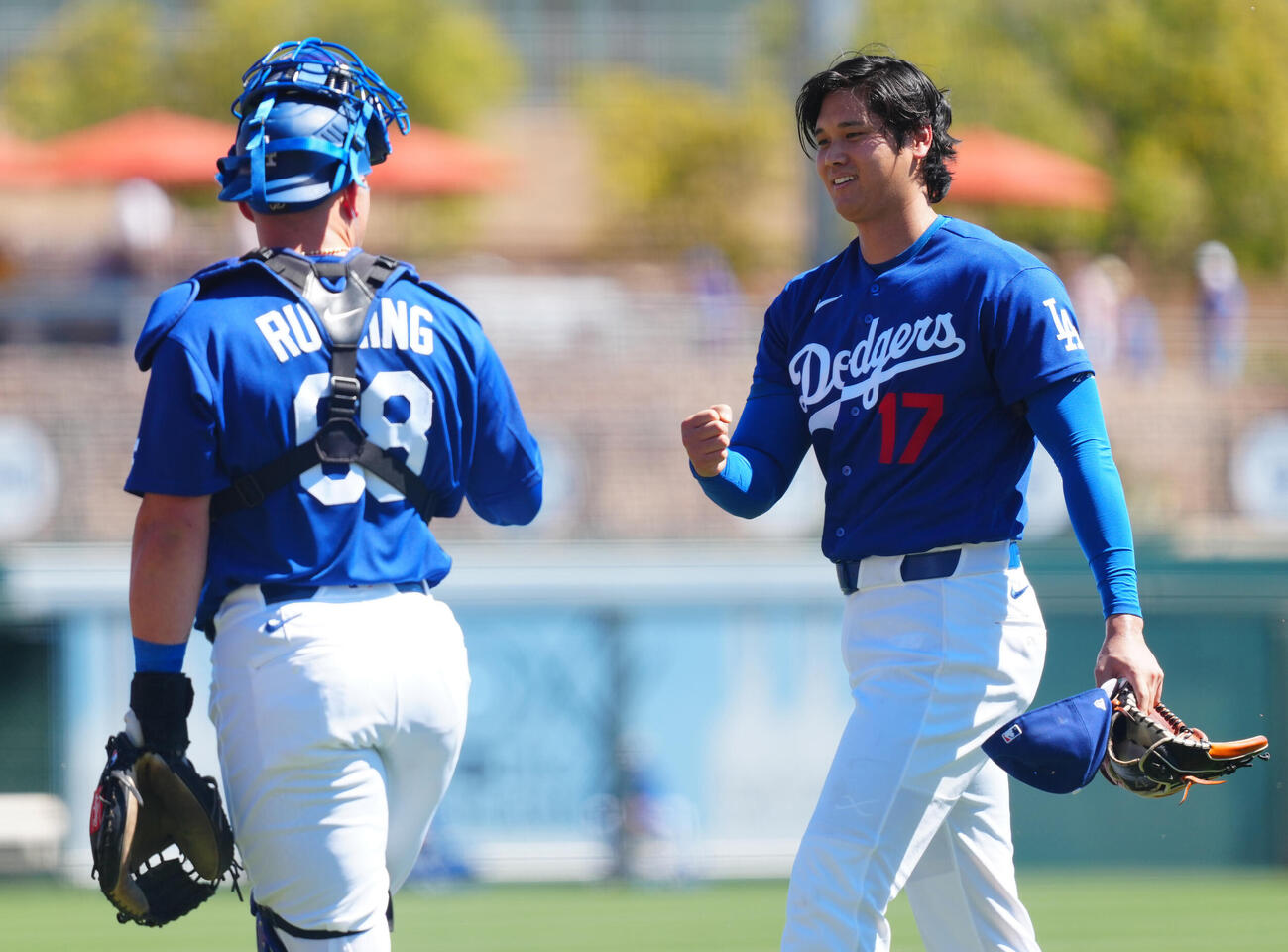 ドジャース対ジャイアンツ　1回表ジャイアンツの攻撃を無失点に抑えたドジャース先発の大谷（右）はラッシングとグータッチを交わす（撮影・垰建太）