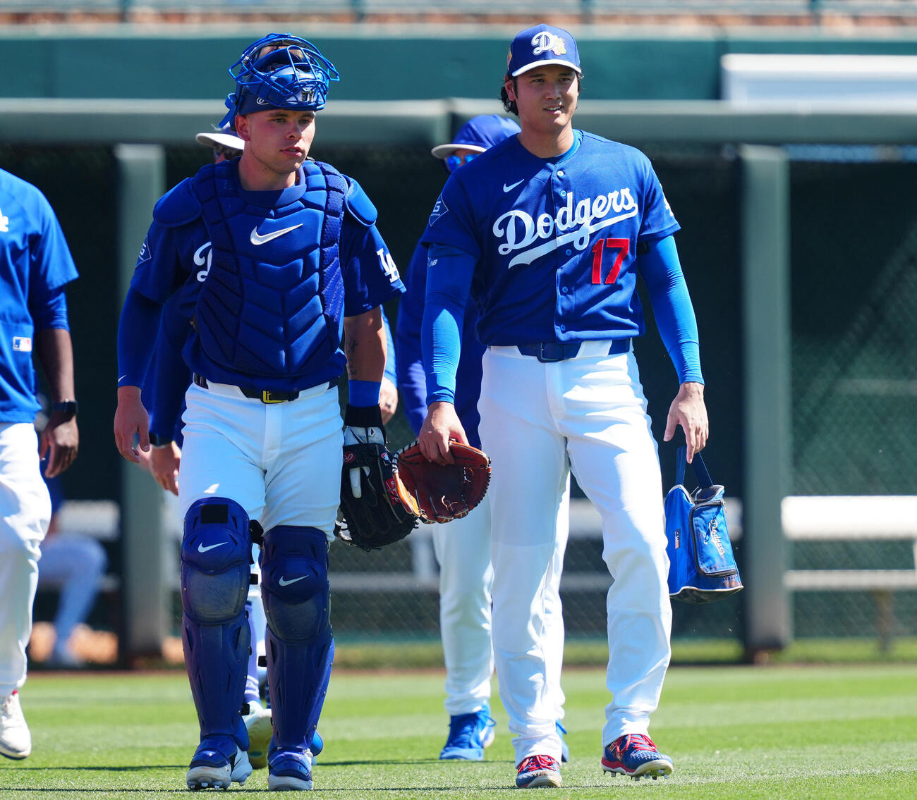 ドジャース対ジャイアンツ　試合前、ブルペンで投球を終えたドジャース先発の大谷（右）はラッシングと言葉を交わす（撮影・垰建太）