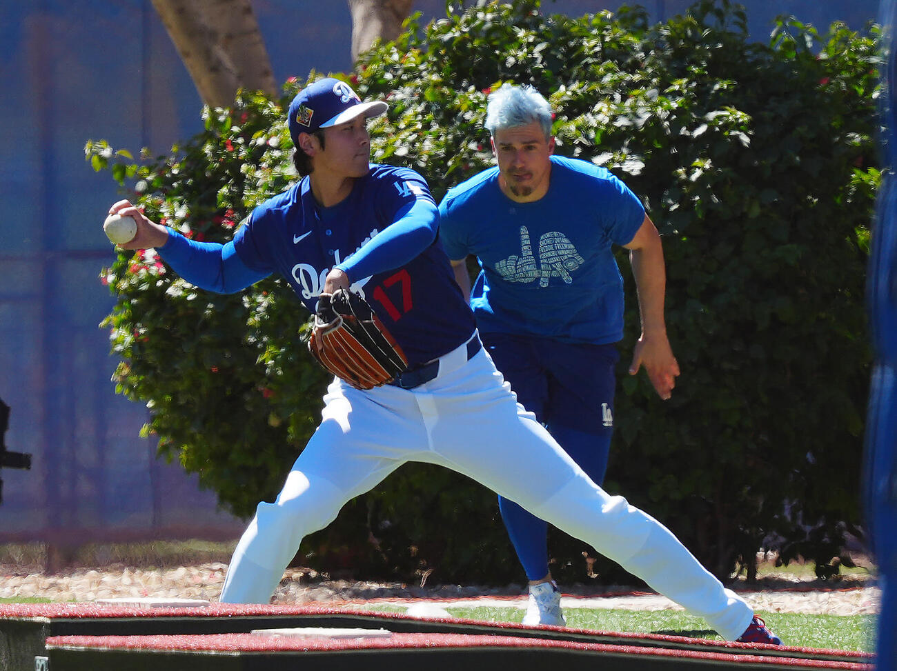 ドジャース対ジャイアンツ　試合前、調整するK・ヘルナンデス（右）の側でウオーミングアップするドジャース先発の大谷（撮影・垰建太）