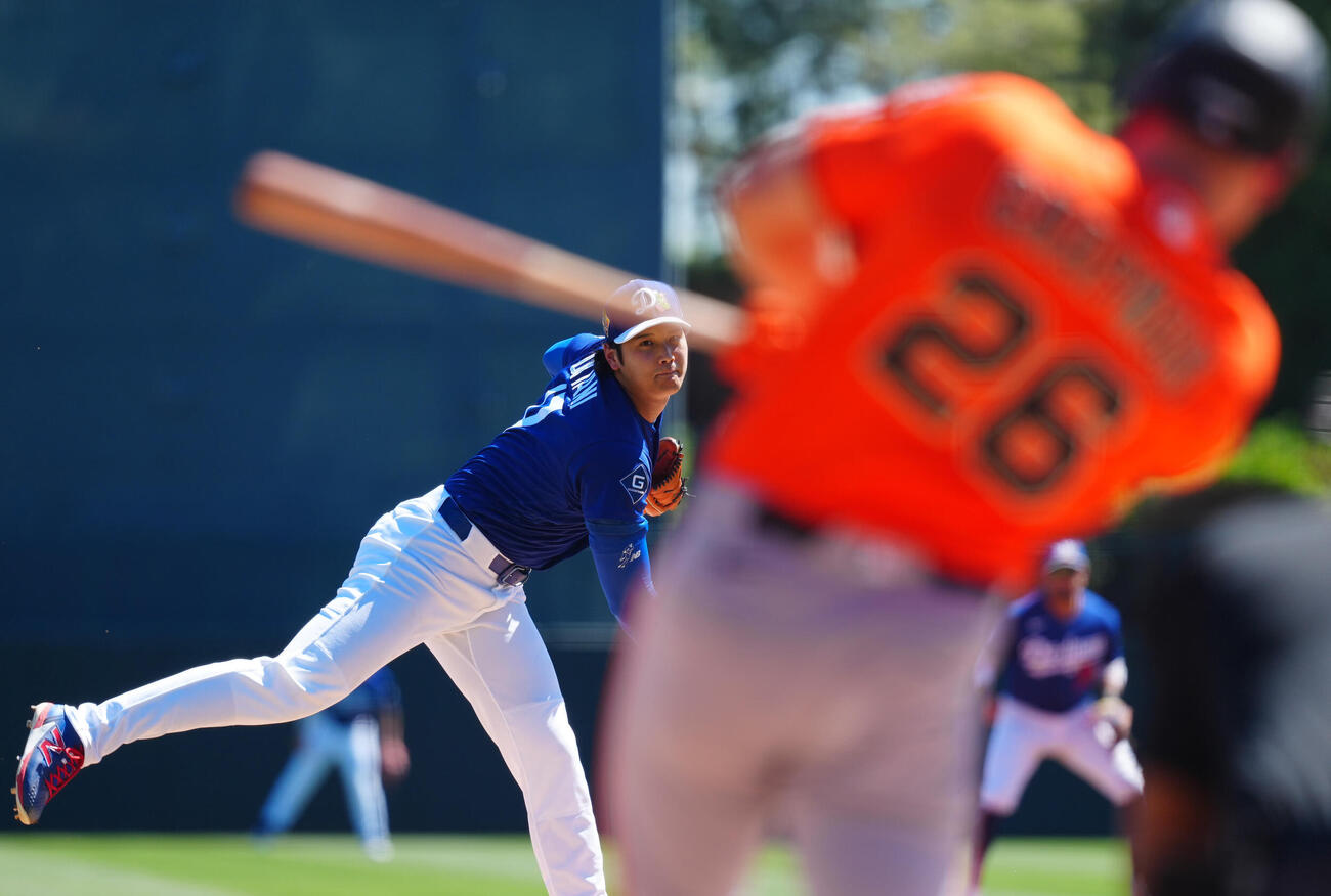 ドジャース対ジャイアンツ　1回表ジャイアンツ2死、チャプマンを左飛に仕留めるドジャース先発の大谷（撮影・垰建太）