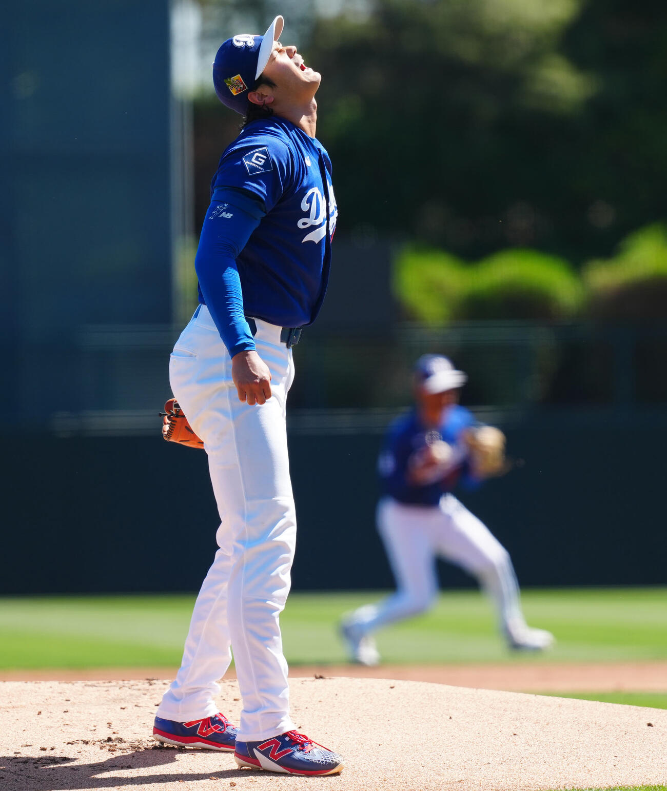 ドジャース対ジャイアンツ　1回表ジャイアンツ1死、ベイリーの打球に反応するも捕り損ね悔しがるドジャース先発の大谷（撮影・垰建太）