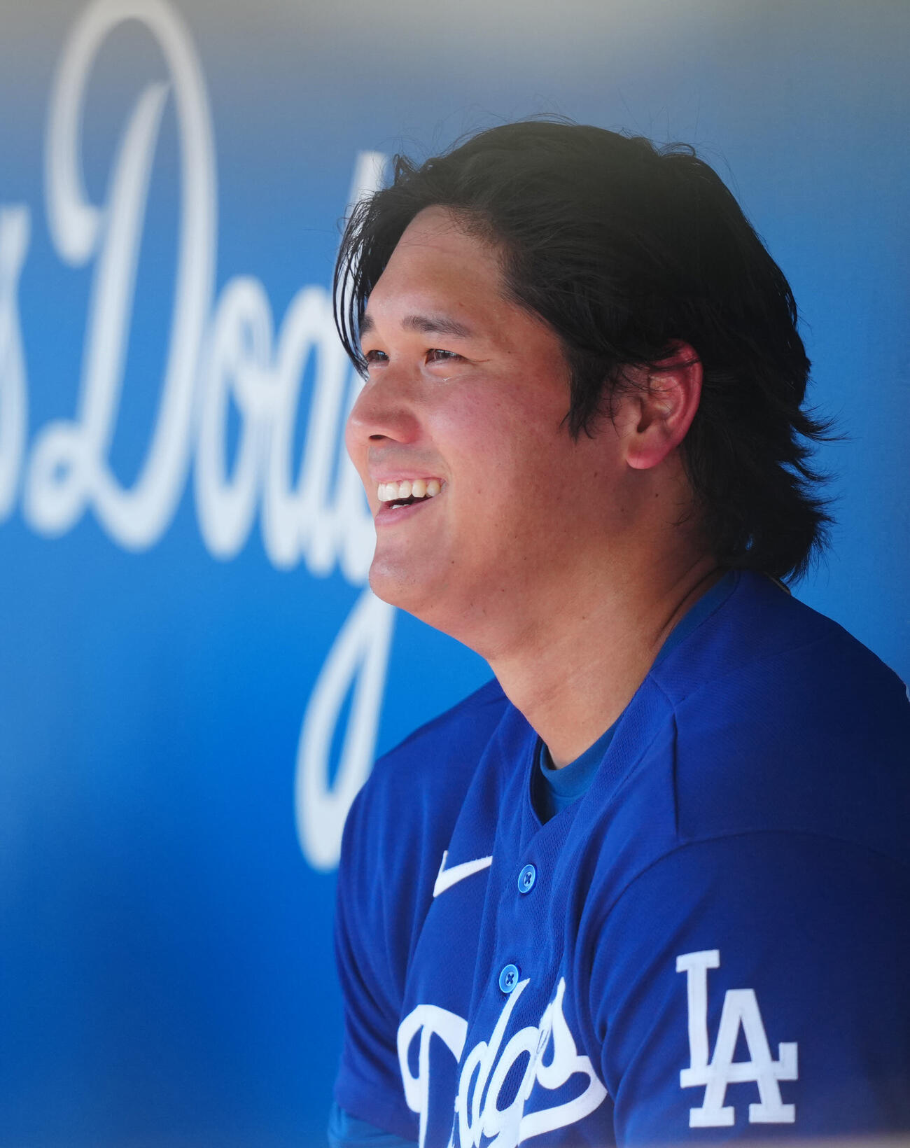 ドジャース対ジャイアンツ　5回表ジャイアンツ1死、降板した大谷はベンチで笑顔を見せる（撮影・垰建太）
