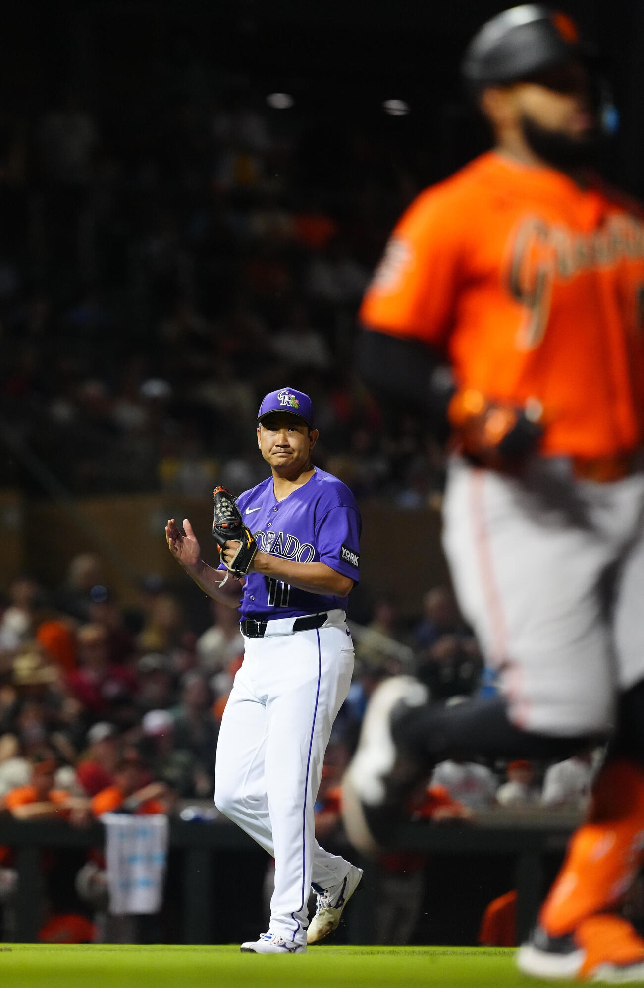 ロッキーズ対ジャイアンツ　3回表ジャイアンツの攻撃を無失点に抑えグラブをたたくロッキーズ先発の菅野（撮影・垰建太）