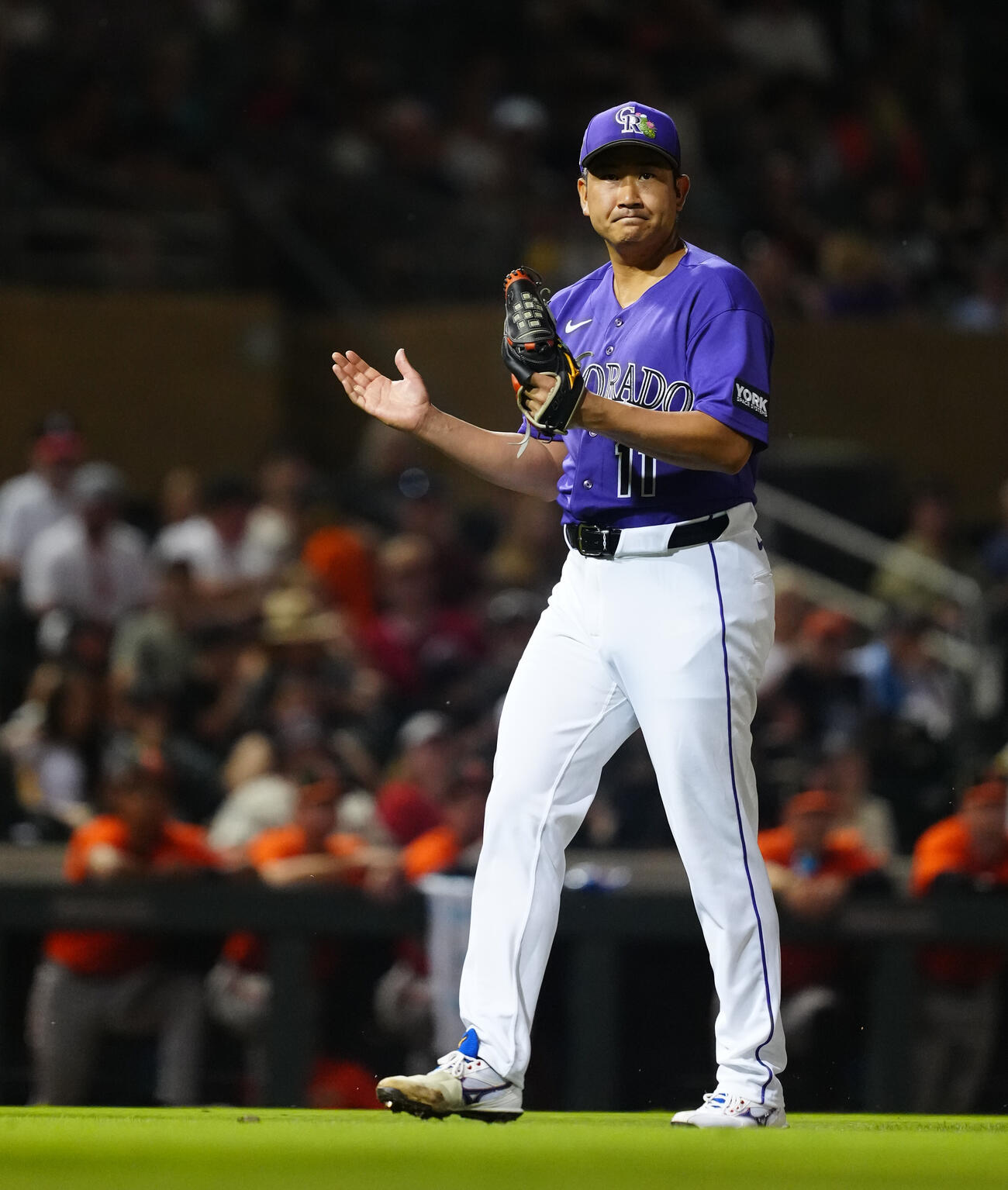 ロッキーズ対ジャイアンツ　3回表ジャイアンツの攻撃を無失点に抑えグラブをたたくロッキーズ先発の菅野（撮影・垰建太）