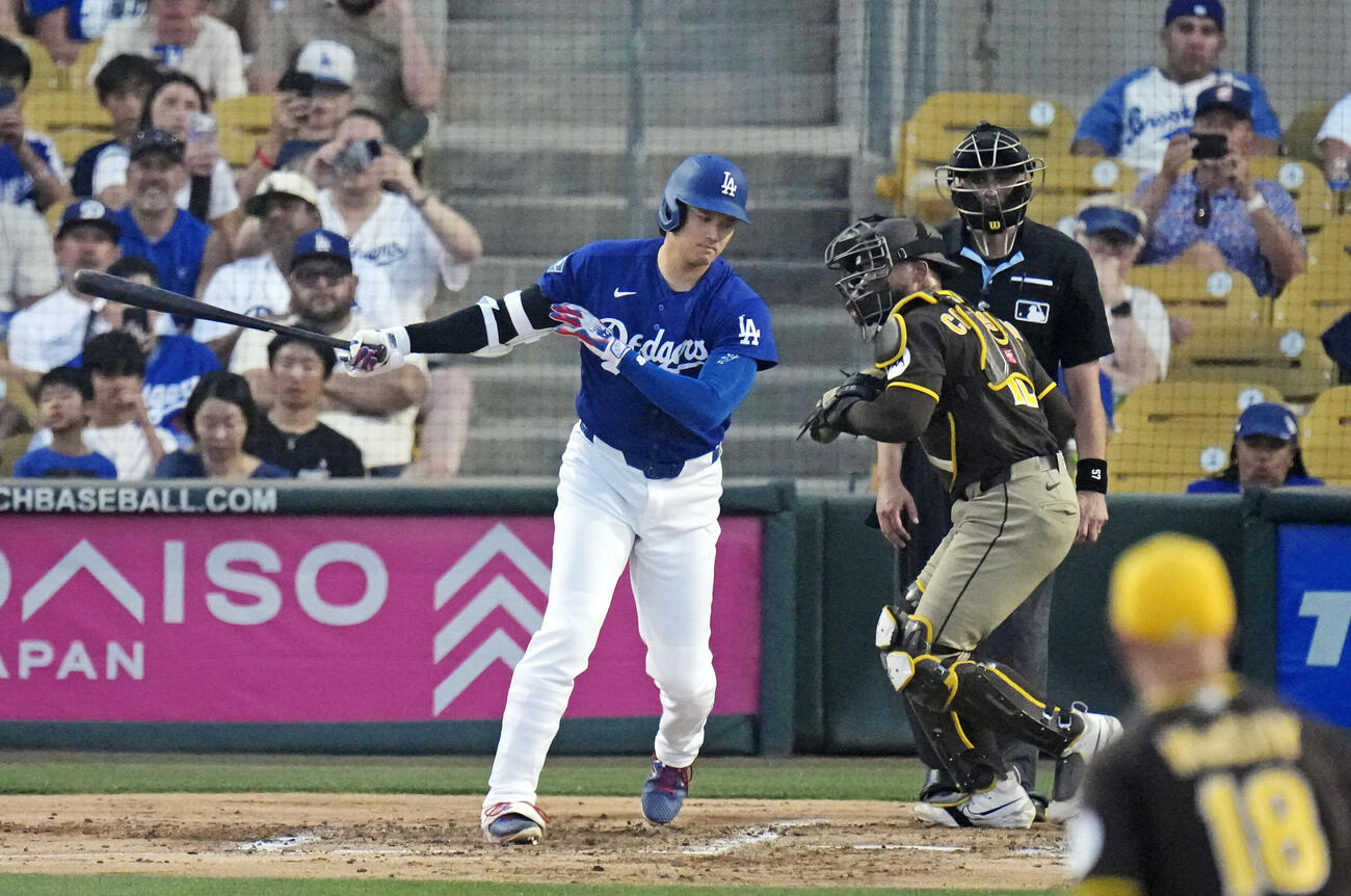 パドレス戦の2回、空振り三振に倒れたドジャース大谷（共同）