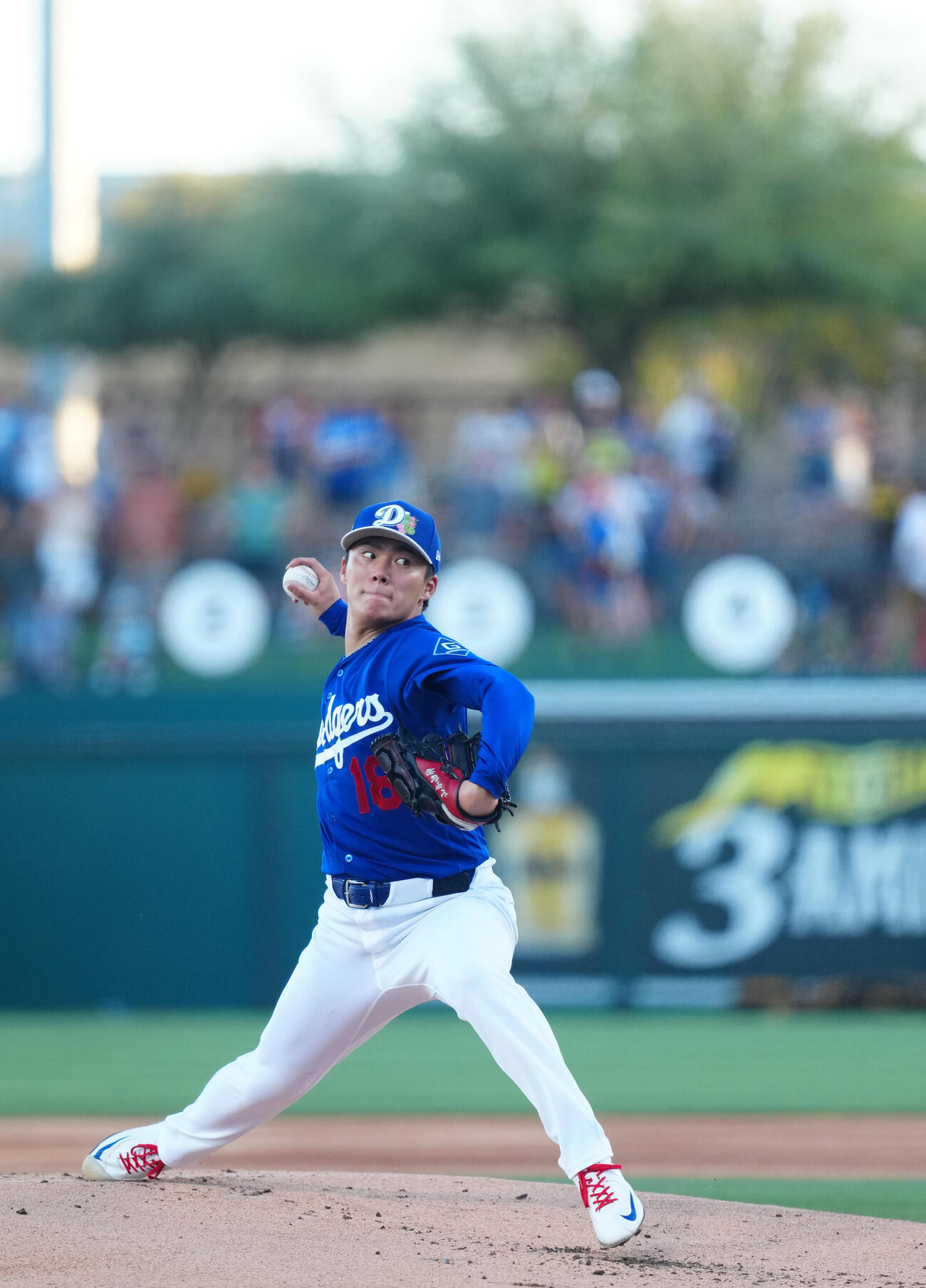 ドジャース対パドレス　力投するドジャース先発の山本（撮影・垰建太）