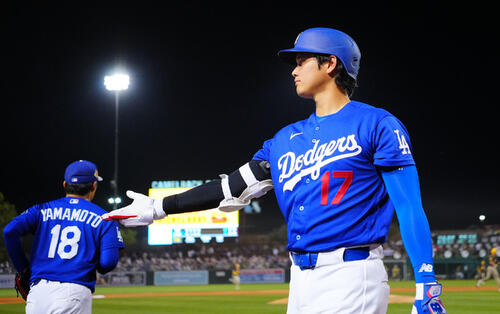 ドジャース対パドレス　4回裏の攻撃を終えマウンドへ向かう山本（左）を見送りベンチに戻るドジャース大谷（撮影・垰建太）
