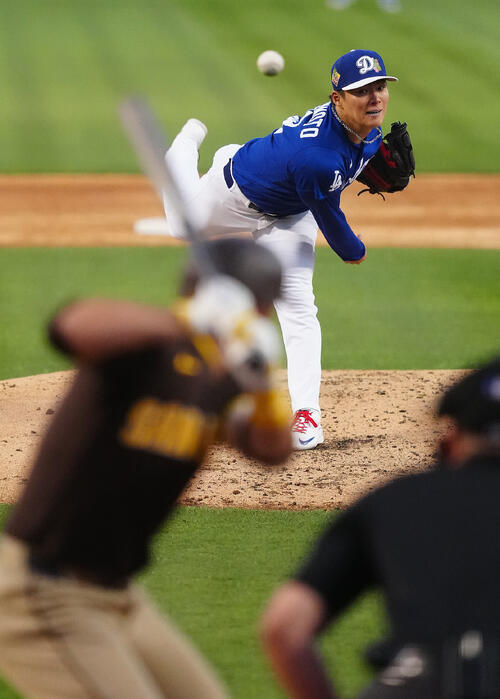 ドジャース対パドレス　力投するドジャース先発の山本（撮影・垰建太）