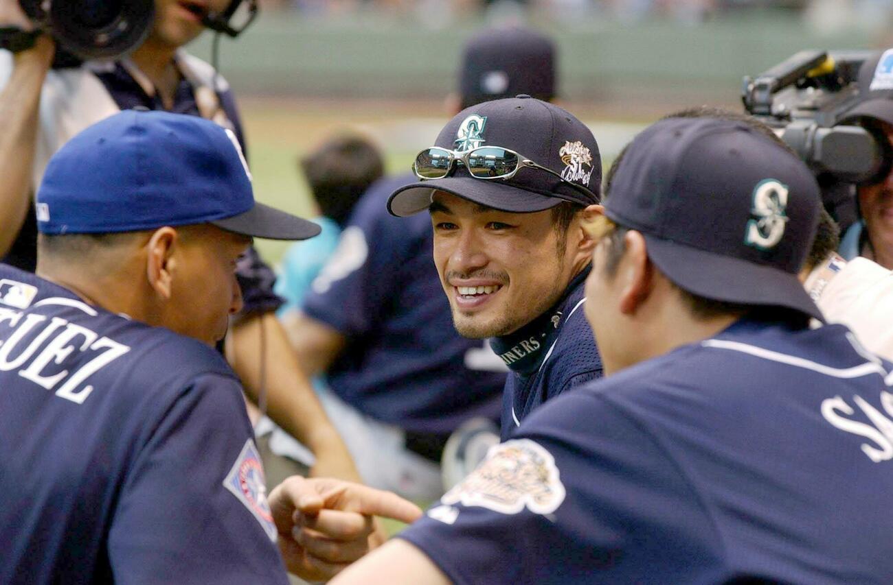 02年7月、オールスターの本塁打競争の横で会話する、左からアレックス・ロドリゲス、イチロー、佐々木主浩