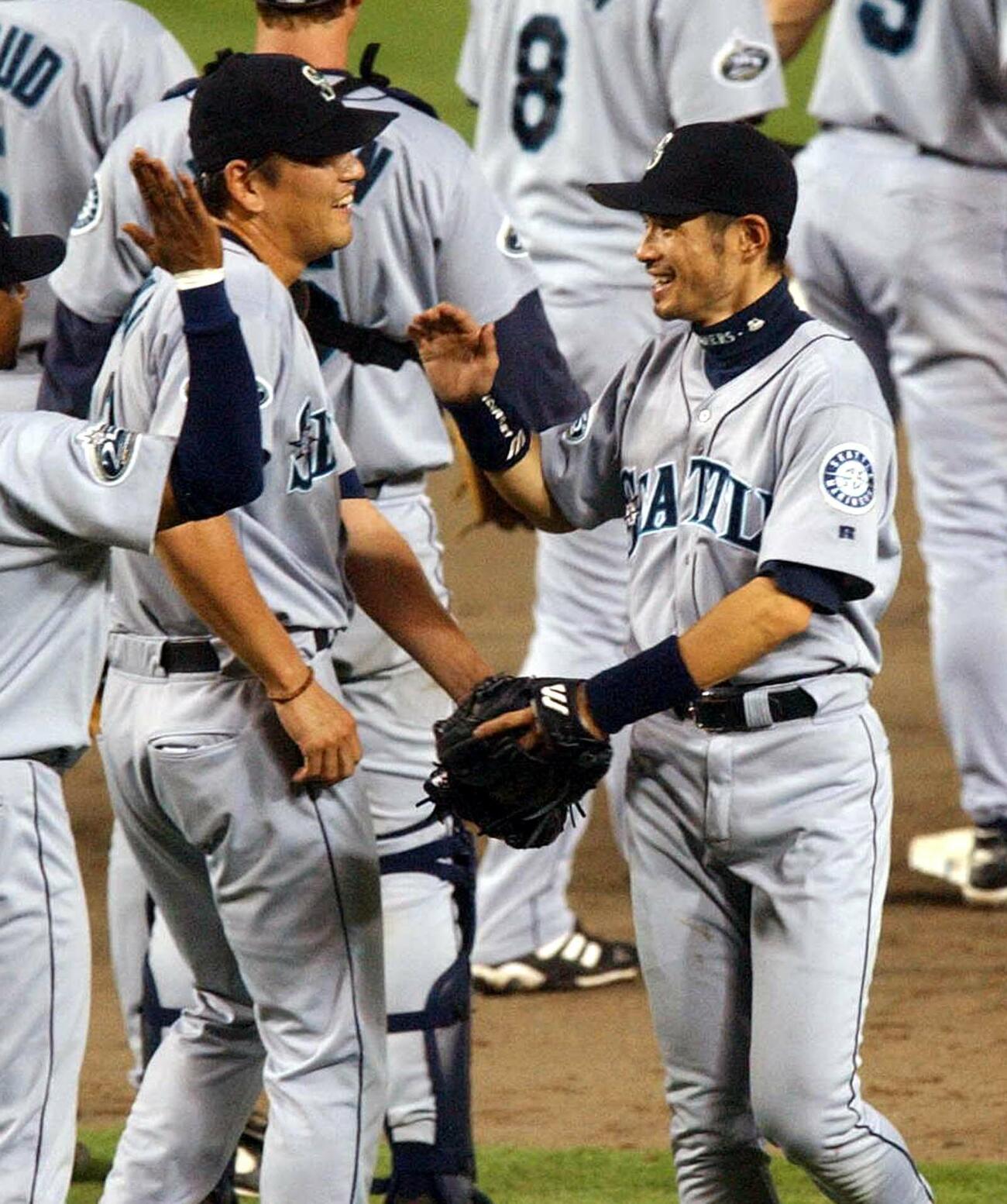02年7月、レンジャーズ戦でイチロー（右）は佐々木と笑顔でハイタッチする