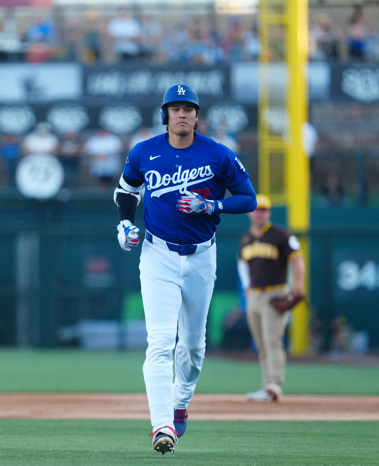 ドジャース対パドレス　1回裏ドジャース無死、三飛に倒れ引き揚げる大谷（撮影・垰建太）
