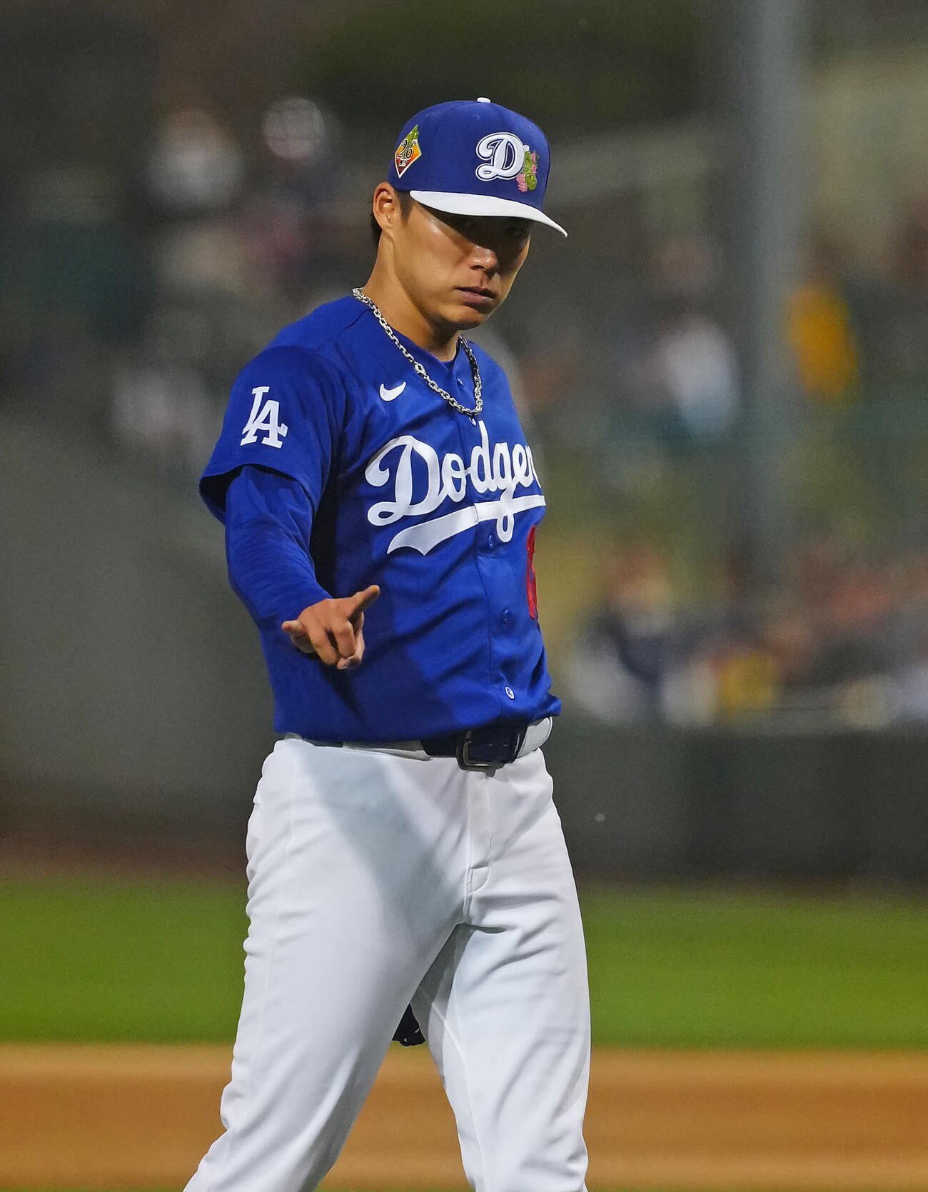 ドジャース対パドレス　3回表パドレス2死、アウトカウントをジェスチャーする山本（撮影・垰建太）