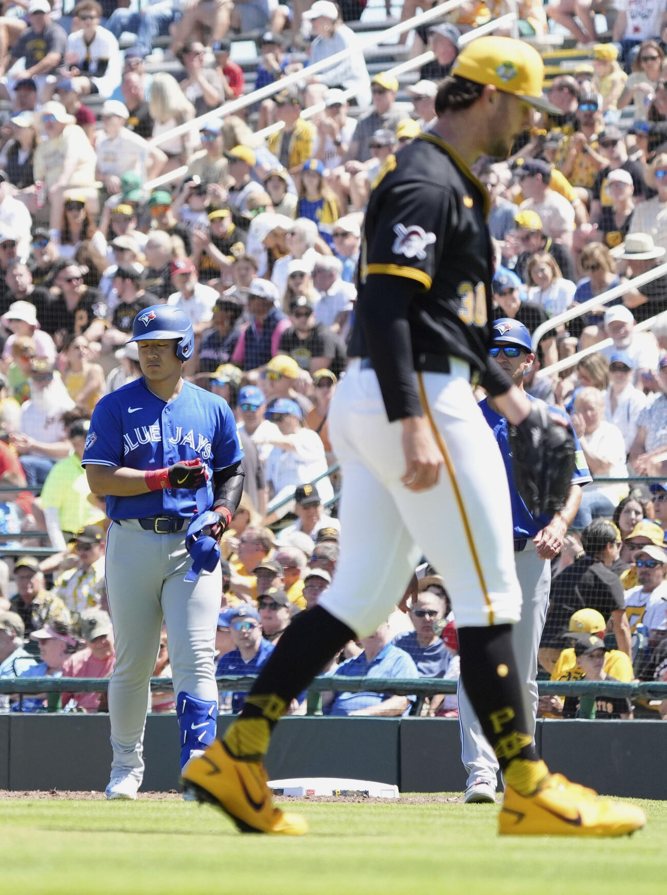 パイレーツ戦の4回、スキーンズ（手前）と対戦し、一邪飛に倒れたブルージェイズ・岡本＝ブラデントン（共同）