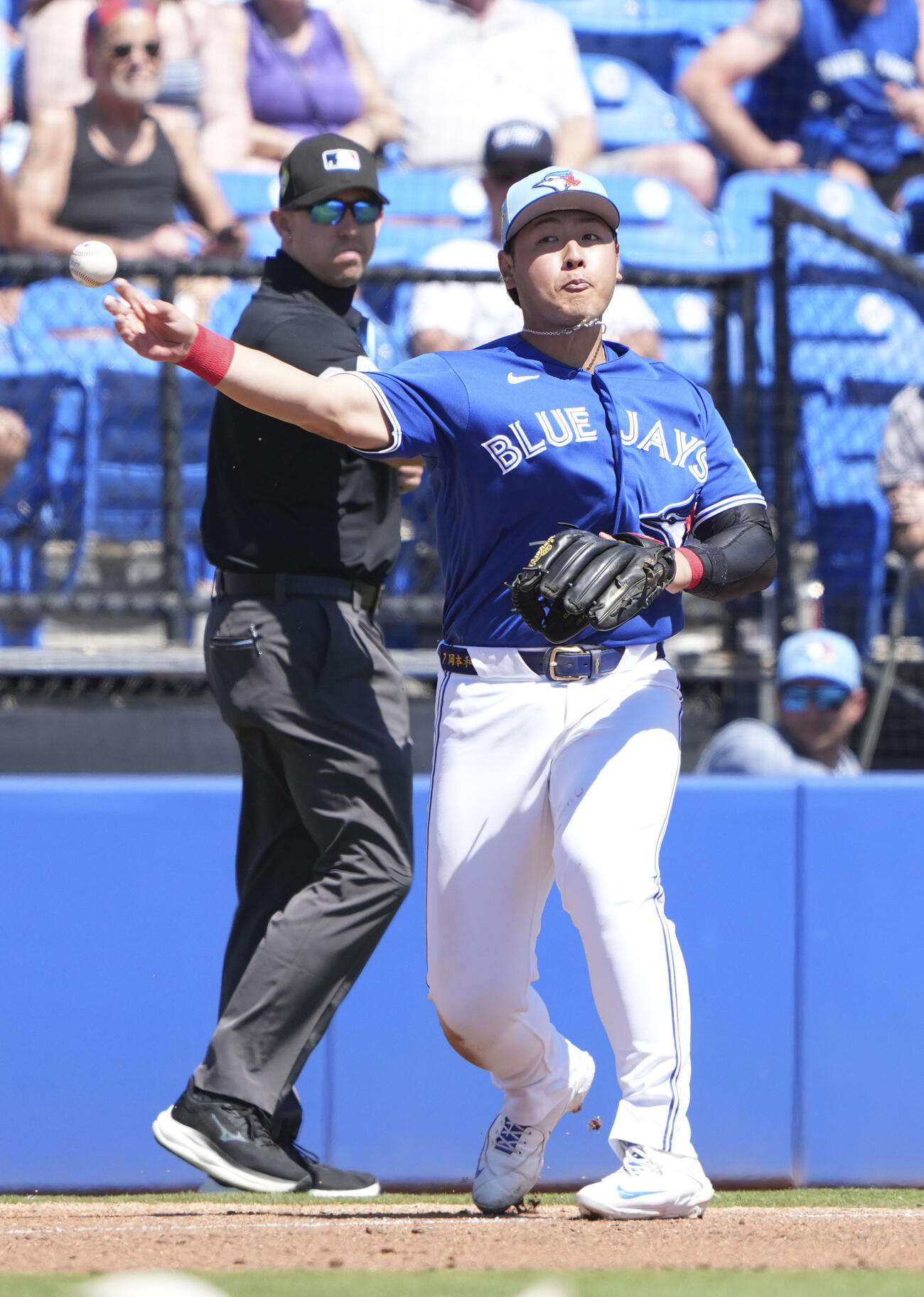 ヤンキース戦の5回、三ゴロを処理するブルージェイズ・岡本＝ダンイーデン（共同）