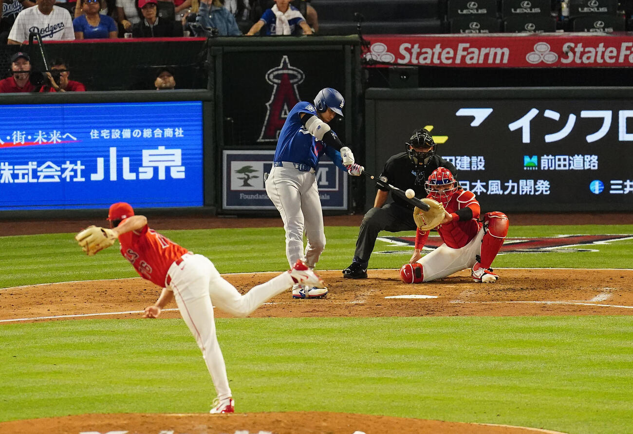 ドジャース対エンゼルス　3回表ドジャース2死満塁、適時二塁打を放つ大谷。投手サウザード（撮影・垰建太）