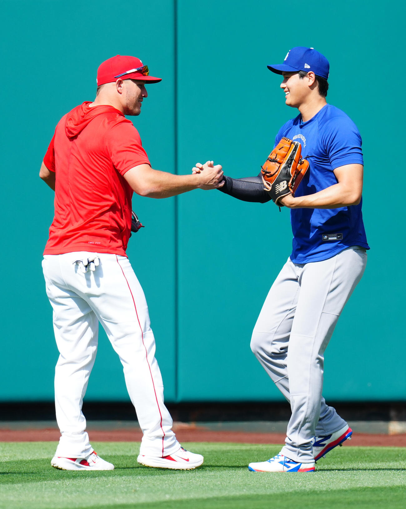 ドジャース対エンゼルス　試合前、再会を喜ぶドジャース大谷（右）とエンゼルスのトラウト（撮影・垰建太）